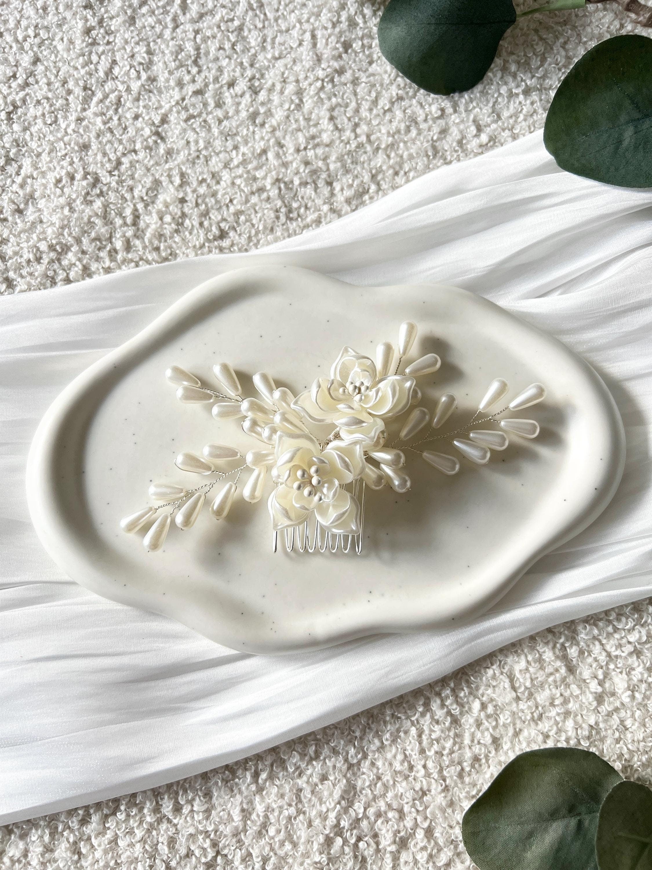 Haarkamm weiß, ovale Perlen, Blüten, Haarschmuck, Brautschmuck, Schmuck Hochzeit, moderner Standesamtschmuck