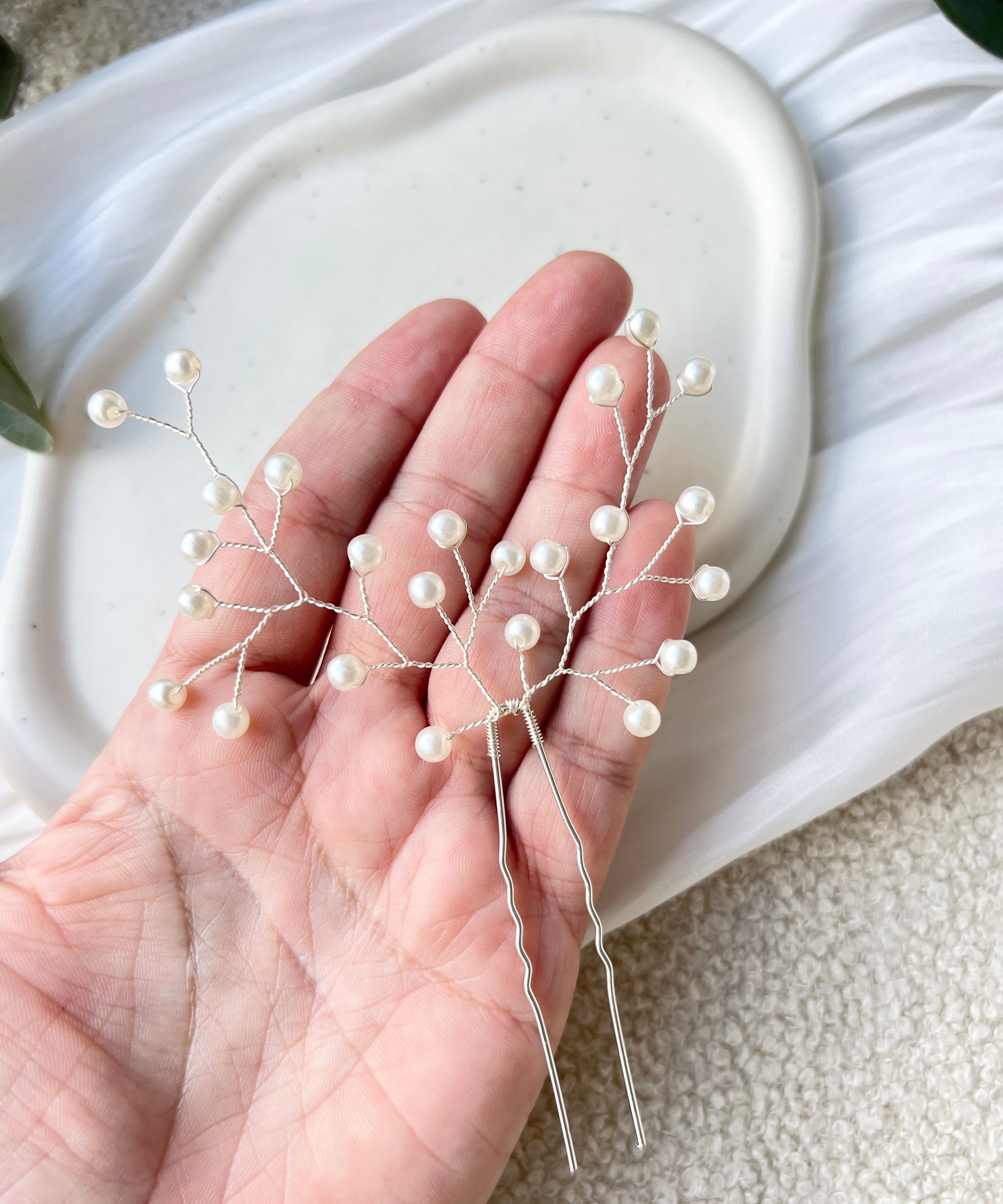 Feine Haarnadeln, feiner silberner Schmuck, Haarschmuck fuer die Brautfrisur, weisser Brauthaarschmuck, zarte Perlen, eleganter Brautschmuck, moderner Perlenschmuck, hochwertiger Perlenhaarschmuck, edler Hochzeitsschmuck, Brautfrisur, Schmuck Hochzeit, Weddinginspiration