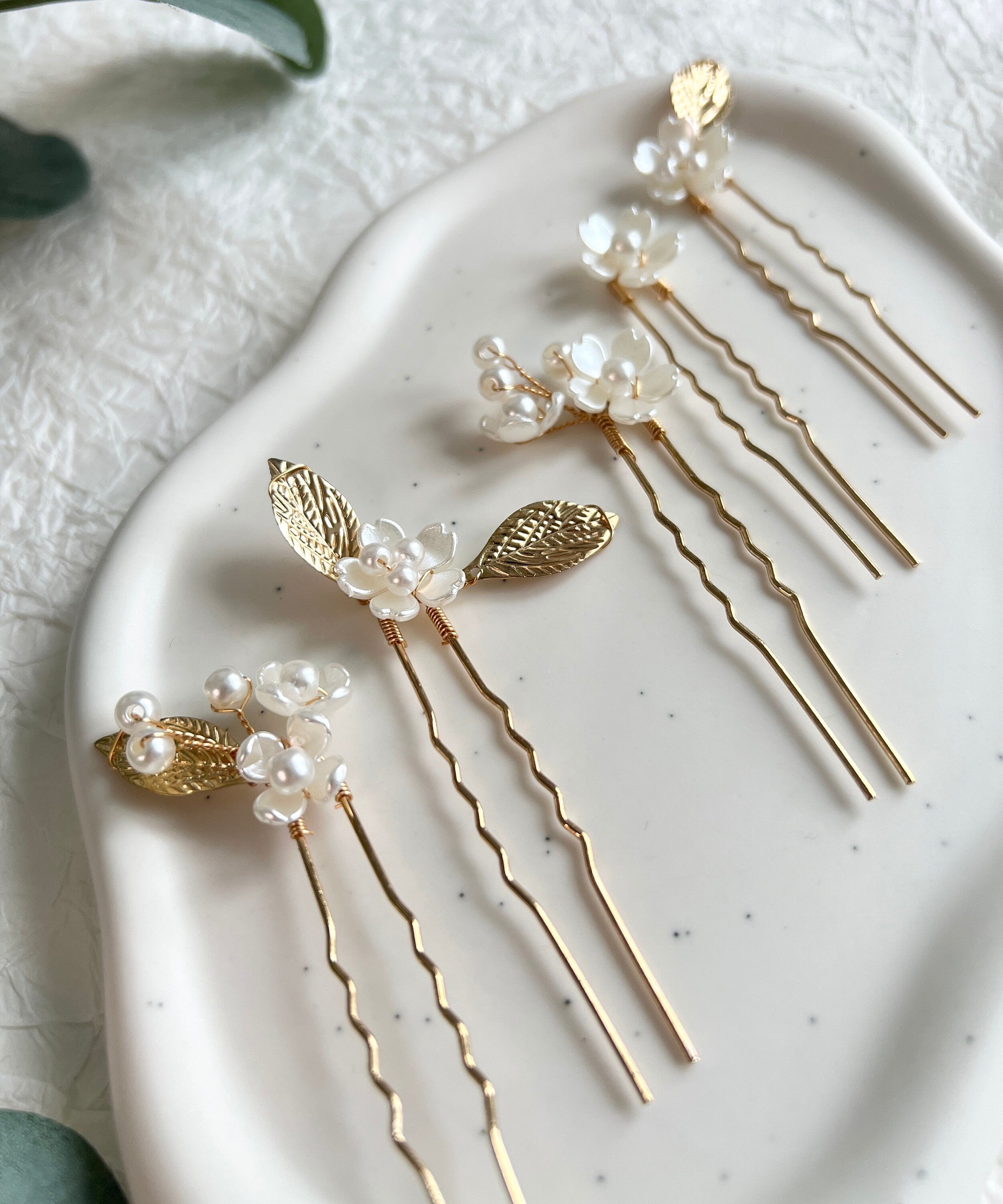 Haarnadeln Braut, Set 5 Stück, Gold oder Silber, der Haarschmuck ist mit feinen weißen Perlen und Blüten in Perlmuttoptik verziert, Brautschmuck für die Haare, Brauthaarschmuck, Schmuck Hochzeit, Perlenschmuck, elegante Blumen, Schmuckbluete