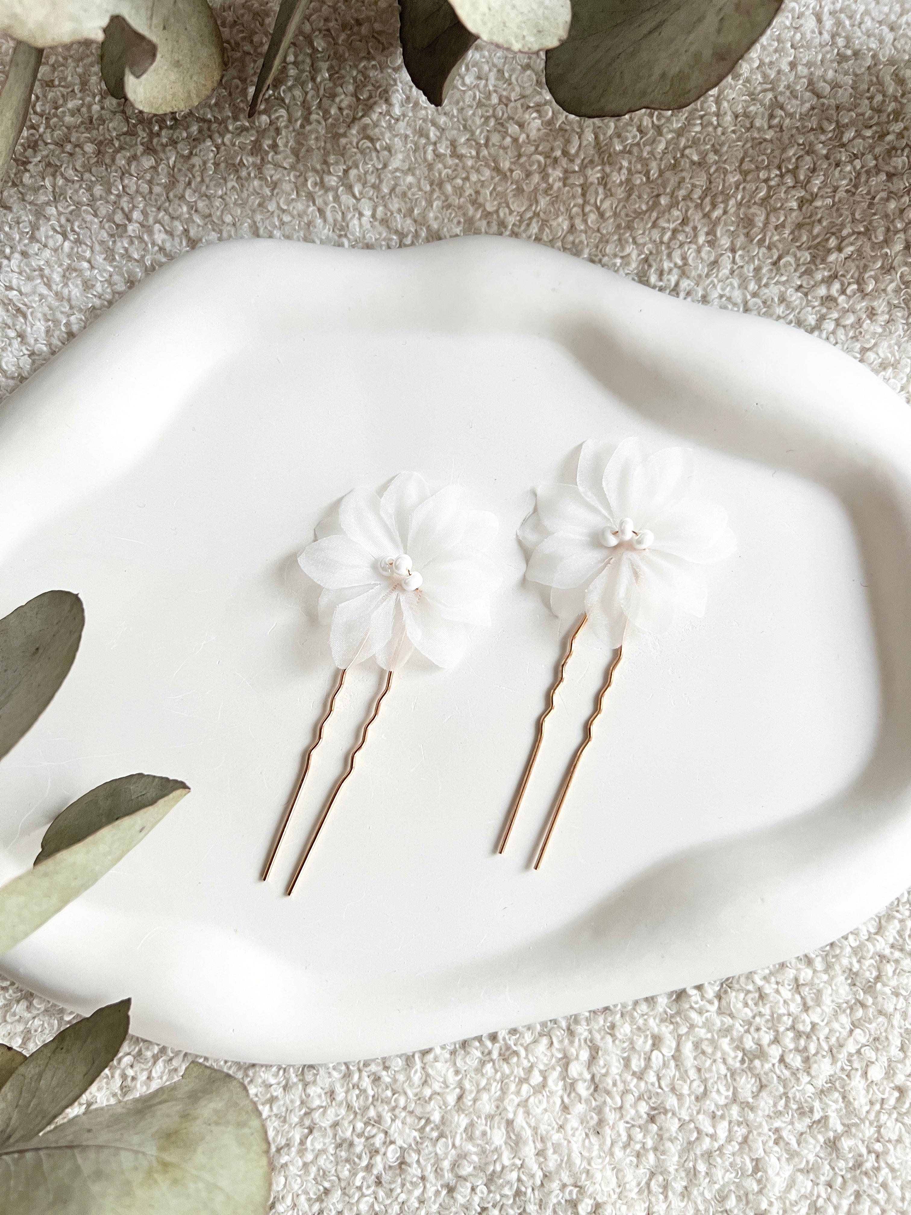 Feine Haarnadeln mit weißen Blumen aus Stoff, zarte weisse Perlen, Perlenschmuck, Brautschmuck, Schmuck Hochzeit, Haarschmuck fuer die Braut, Hochzeitsschmuck, Brautset, Gold, eleganter Brauthaarschmuck, Blueten