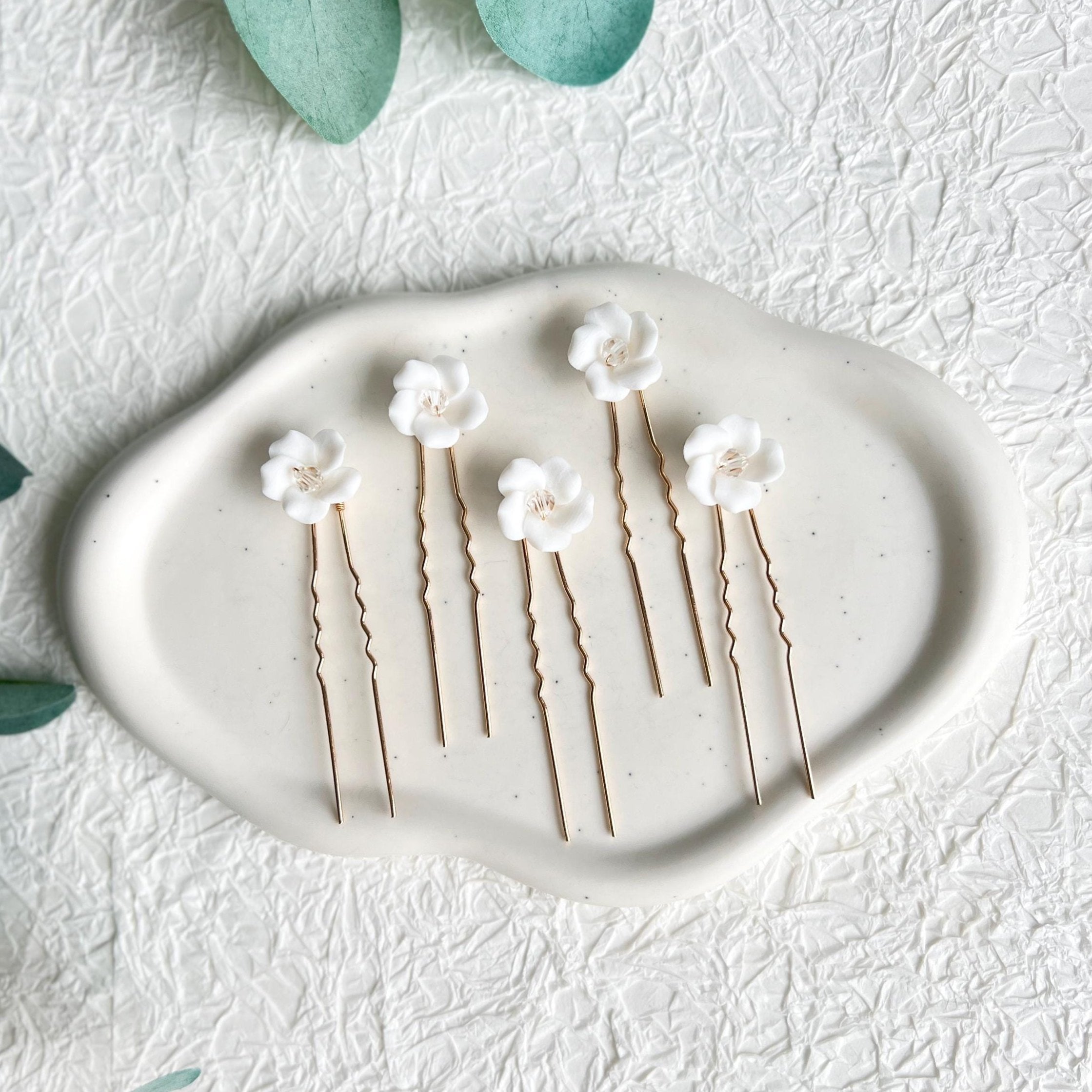 Haarnadeln, Braut, Gold, Haarschmuck, Set 5 Stueck, transparent glaenzende Perlen und zarte weiße Blumen aus Keramik, moderner Brautschmuck, Bluete, feiner Brauthaarschmuck, hochwertiger Schmuck Hochzeit, Brautfrisur, Weddinginspiration, Bridallook, Brautjungfer, Schmuckbluete