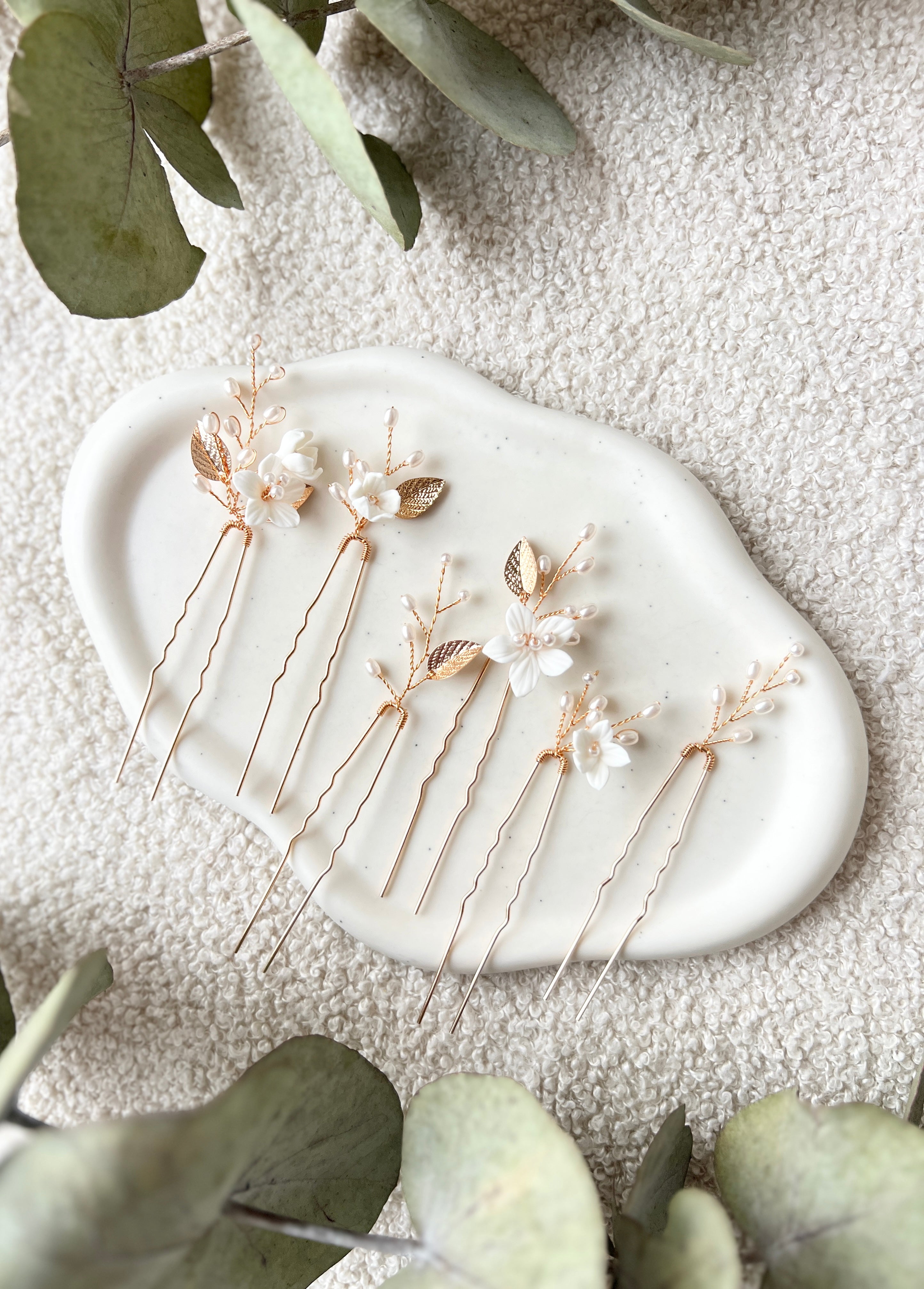 Haarnadeln mit zarten Blüten und weißen Perlen, Set 6 Stück, Brautschmuck fuer die Haare, Haarschmuck für die Hochzeit, hochwertiger Brauthaarschmuck, Perlenschmuck, Frisur Brautjungfer und Trauzeuginnen, elegante Haarspangen