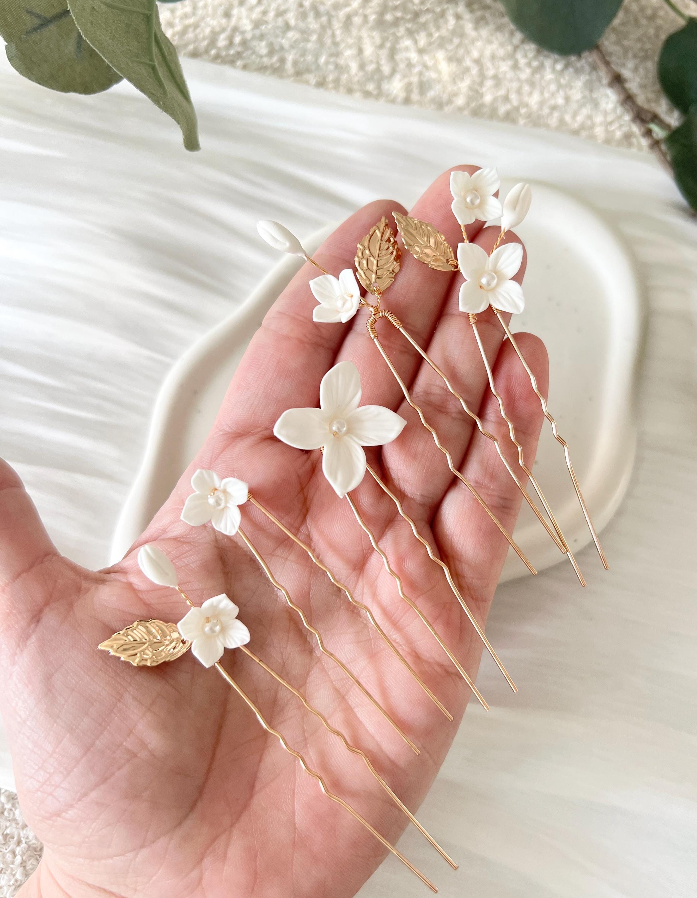 Feine Haarnadeln fuer die Braut, Haarschmuck, Schmuck Hochzeit, Brauthaarschmuck, Gold, weisse Blueten und Perlen, Blumenschmuck, Haarnadeln, Hochzeitsschmuck, Hochzeit, Weddinginspiration, Brautfrisur, Perlenschmuck