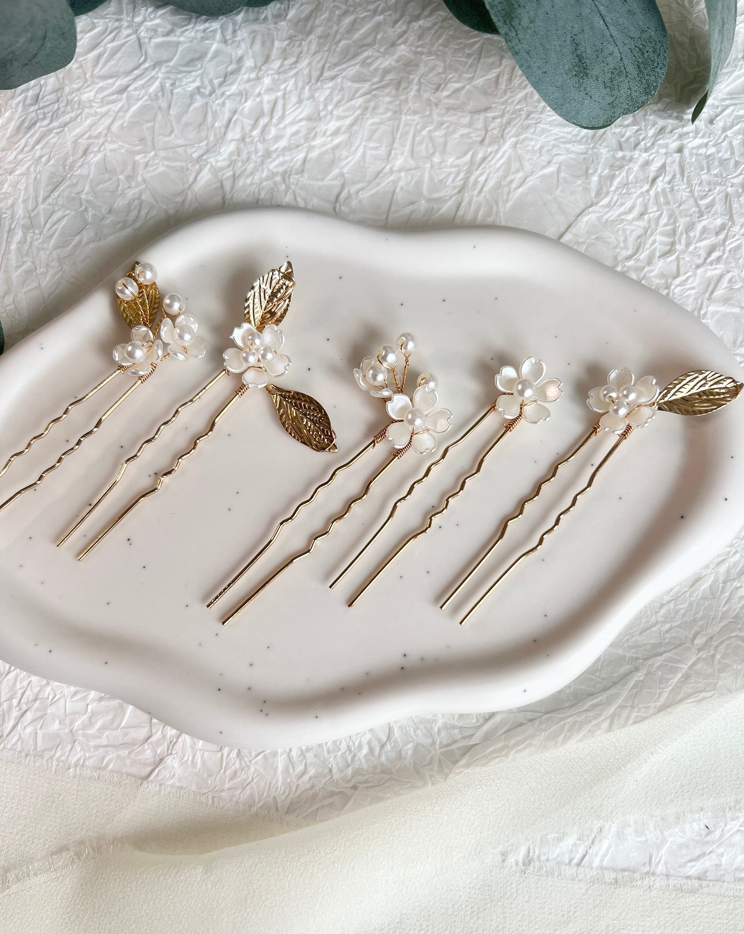 Haarnadeln Braut, Set 5 Stück, Gold oder Silber, der Haarschmuck ist mit feinen weißen Perlen und Blüten in Perlmuttoptik verziert, Brautschmuck für die Haare, Brauthaarschmuck, Schmuck Hochzeit, Perlenschmuck, elegante Blumen, Schmuckbluete