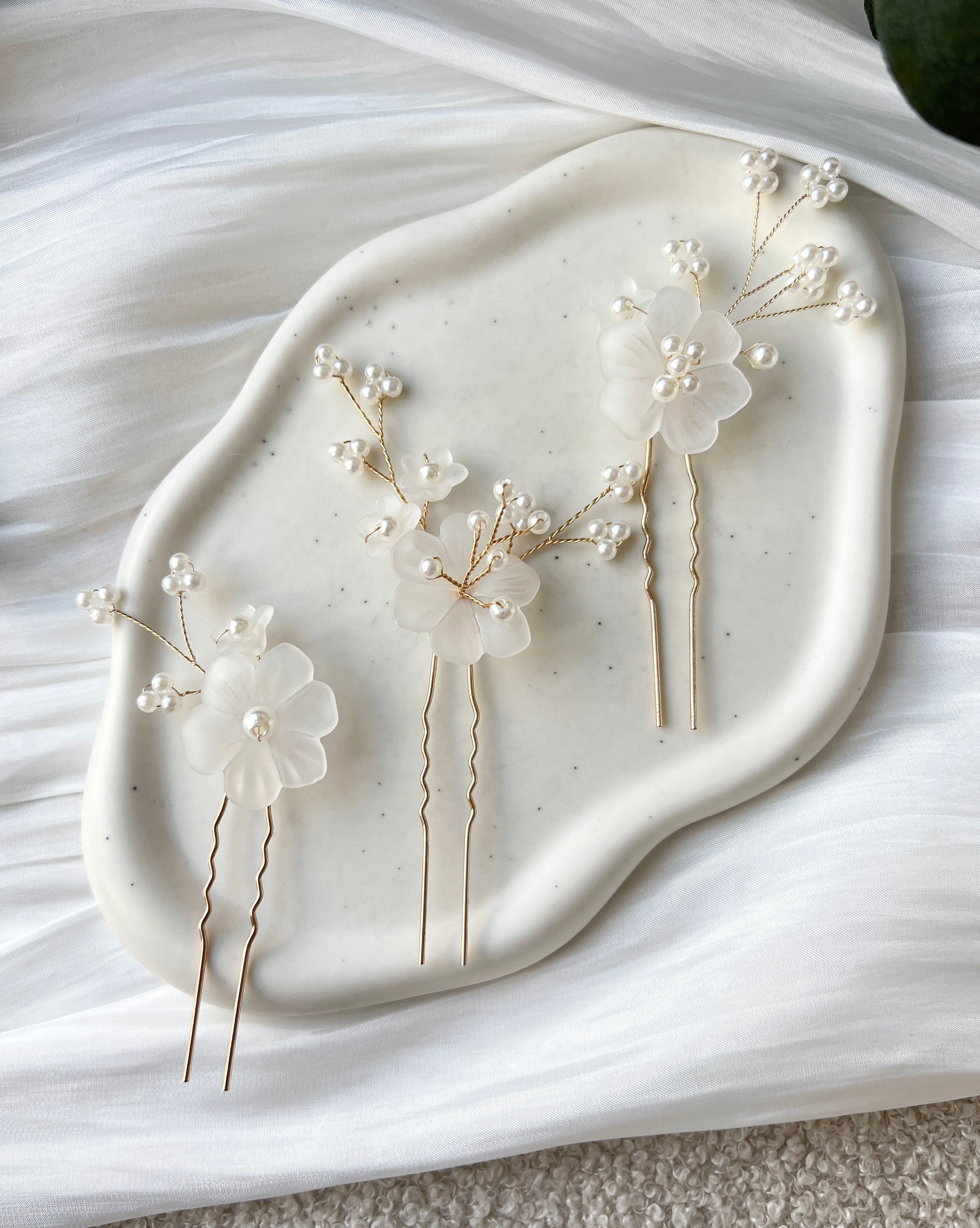 Set Brauthaarschmuck, Gold, weisse leicht transparente Blumen, zarte Perlen, Juwelierdraht, feiner Haarschmuck, Hochzeit, Perlenschmuck, Haarnadeln fuer die Braut, hochwertiger Brautschmuck, Bride to Be, Weddinginspiration, Hochzeitsschmuck, Bridalinspo, Schmuckbluete