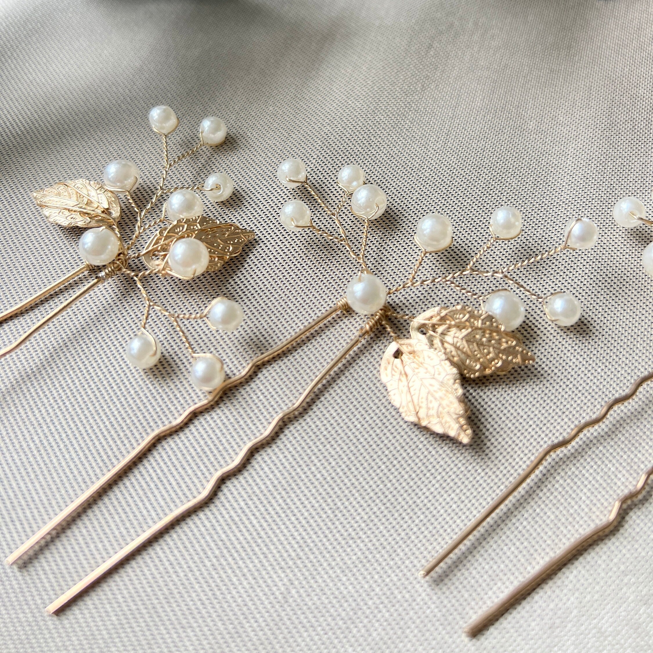 Haarnadeln, Schmuckset, Brauthaarschmuck, Gold, goldener Haarschmuck, Haarspangen,  Set 3 Stueck, weisse Perlen und Blaetter, feiner Brautschmuck, Schmuck Hochzeit, eleganter Hochzeitsschmuck, Perlenschmuck, Schmuckbluete