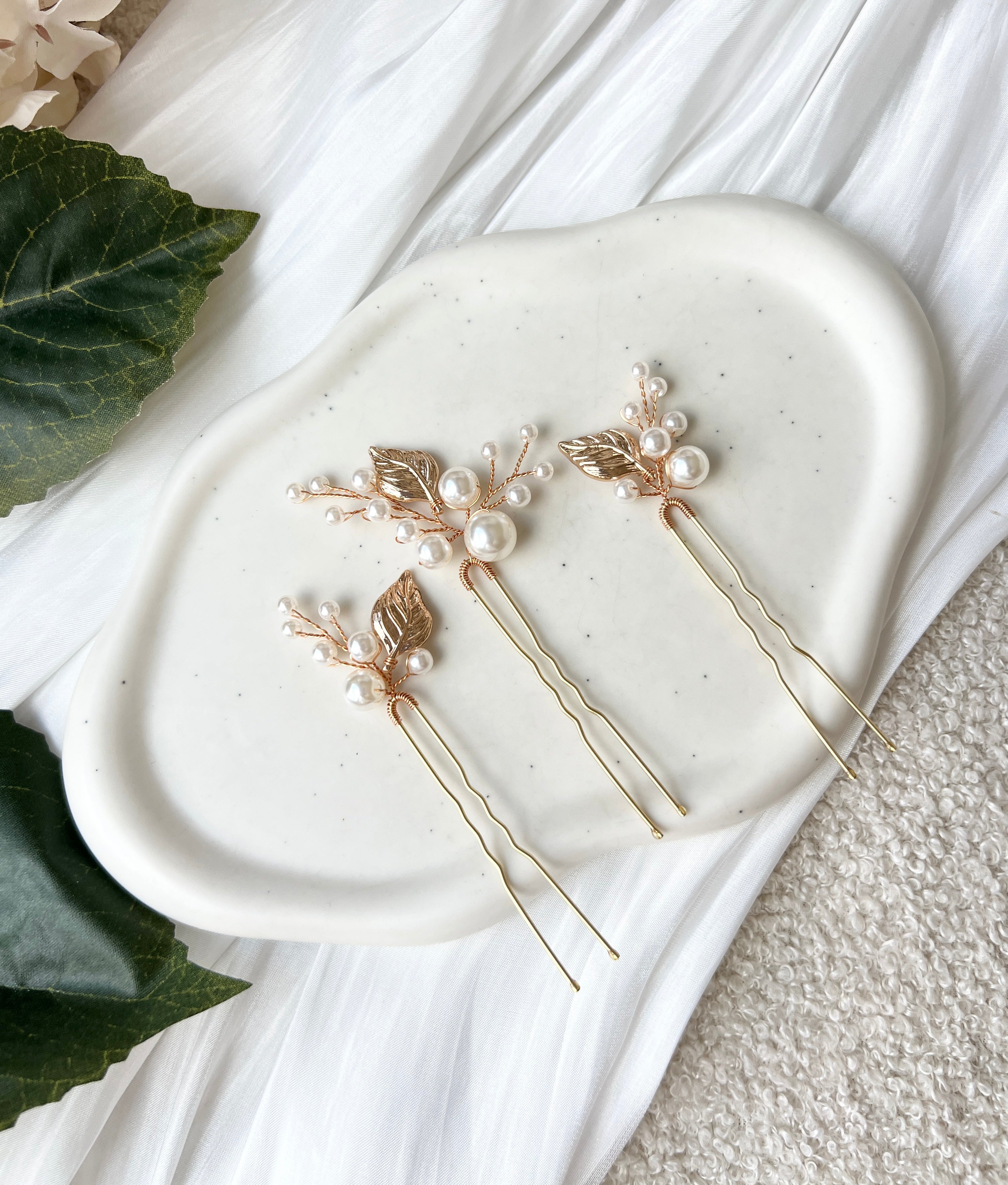 Haarnadeln, Gold, Haarschmuck Set, weiße Perlen und goldene Blätter, Brautschmuck, Brauthaarschmuck, Perlenschmuck, Schmuck Hochzeit