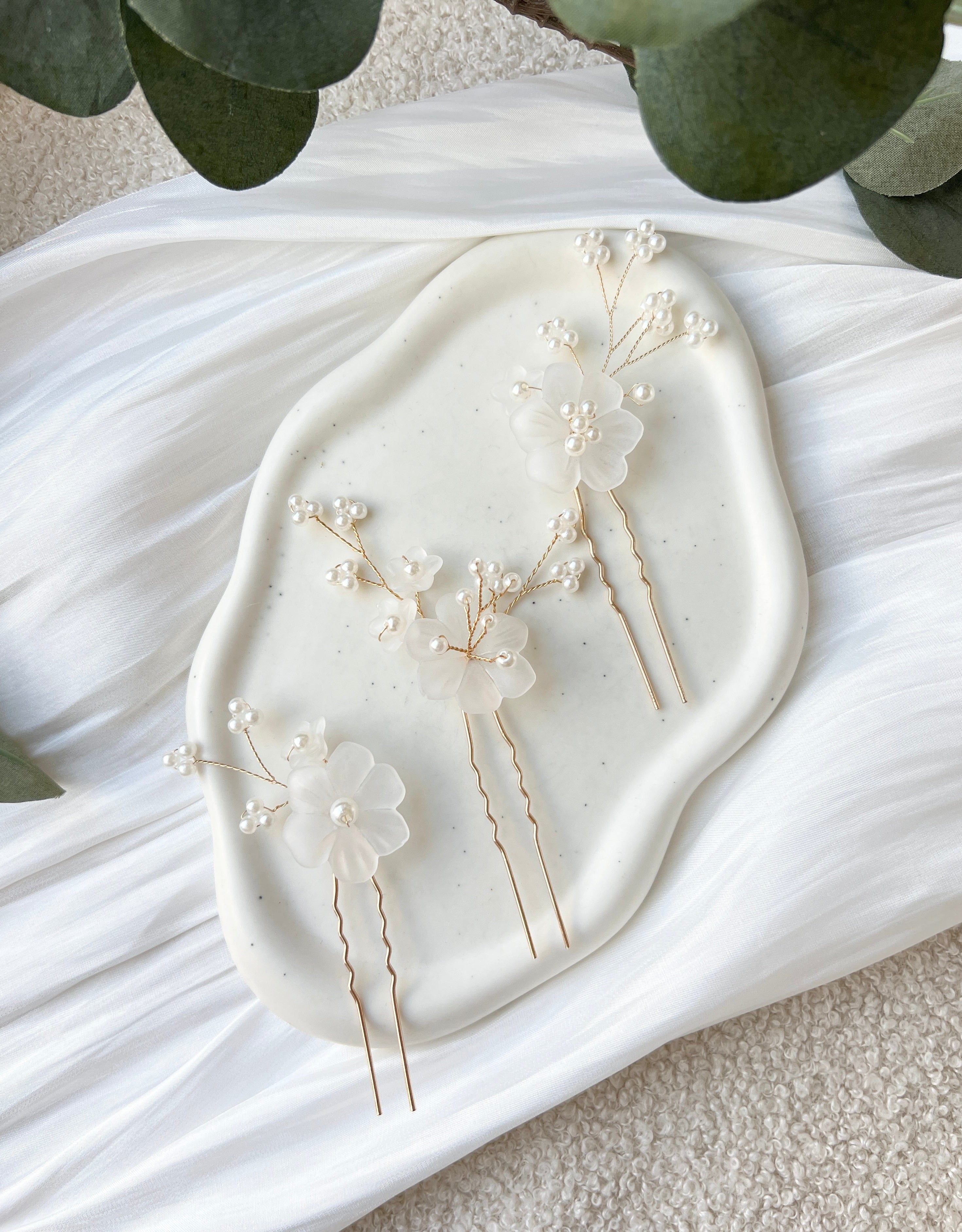 Set Brauthaarschmuck, Gold, weisse leicht transparente Blumen, zarte Perlen, Juwelierdraht, feiner Haarschmuck, Hochzeit, Perlenschmuck, Haarnadeln fuer die Braut, hochwertiger Brautschmuck, Bride to Be, Weddinginspiration, Hochzeitsschmuck, Bridalinspo, Schmuckbluete