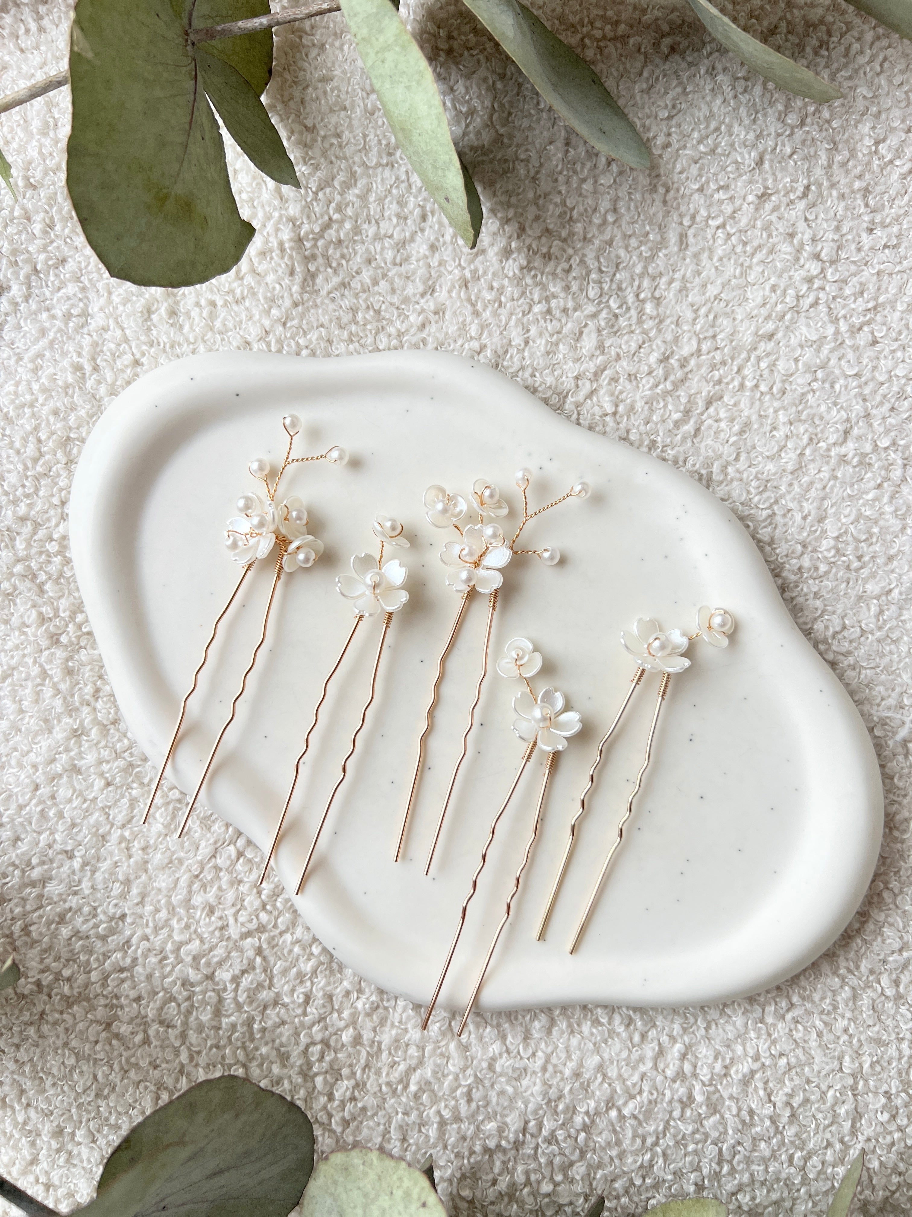 Braut, Haarnadeln, Gold und Weiß, Brautfrisur, Set 5 Stück, Haarschmuck für die Hochzeit, Schmuck Brautjungfer, weiße Blumen und Perlen, goldener Brauthaarschmuck