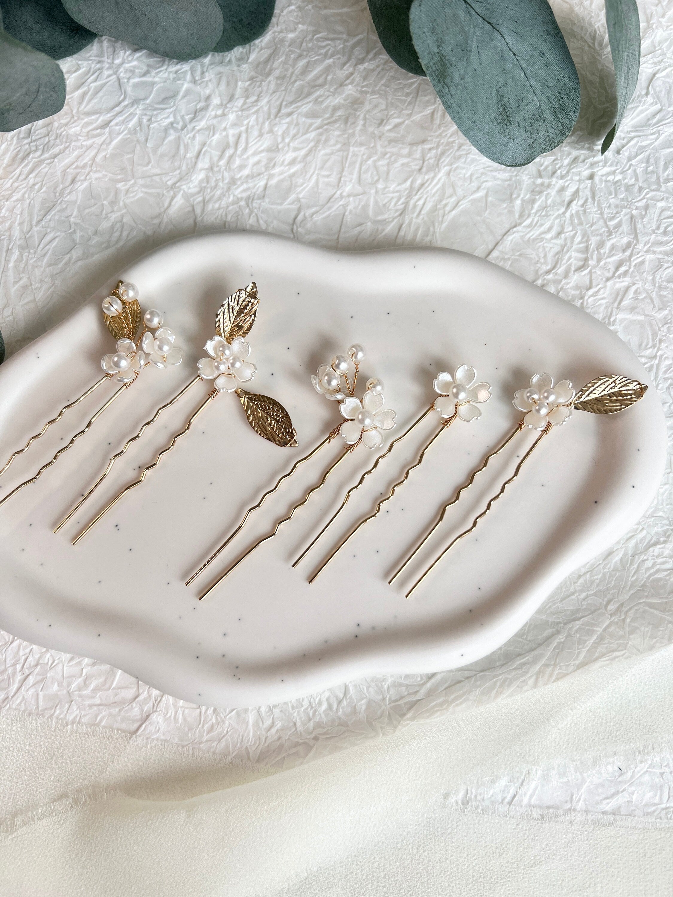 Haarnadeln Braut, Set 5 Stück, Gold oder Silber, der Haarschmuck ist mit feinen weißen Perlen und Blüten in Perlmuttoptik verziert, Brautschmuck für die Haare, Brauthaarschmuck, Schmuck Hochzeit, Perlenschmuck, elegante Blumen, Schmuckbluete