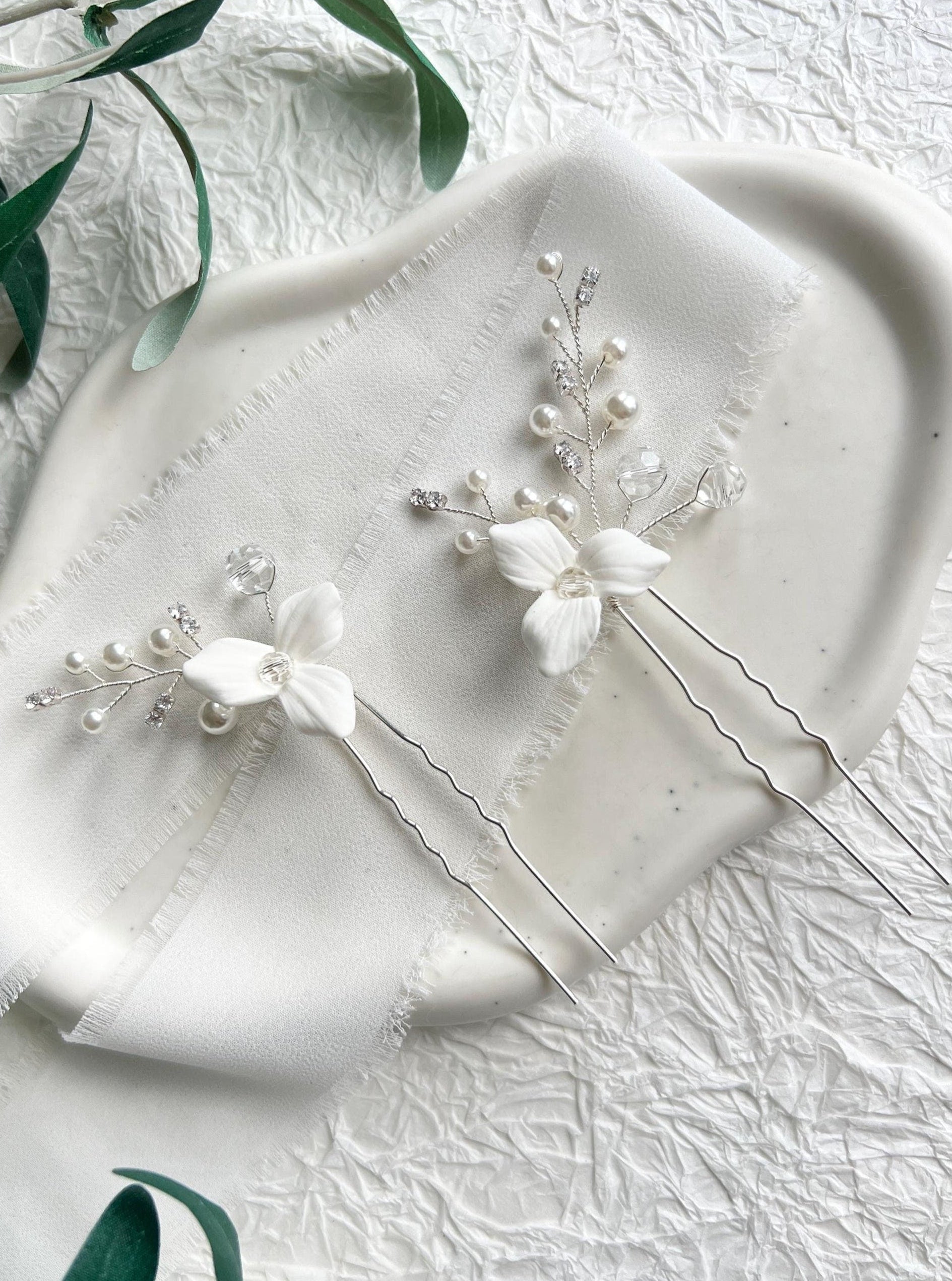 Haarnadeln, Set 2 Stück, weiße Blumen und Perlen, Blüten, Haarschmuck fuer die Hochzeit, feiner Brautschmuck, Perlenschmuck, Brautset, Braut, Schmuck, Brautfrisur, Schmuckset, Weddinginspiration