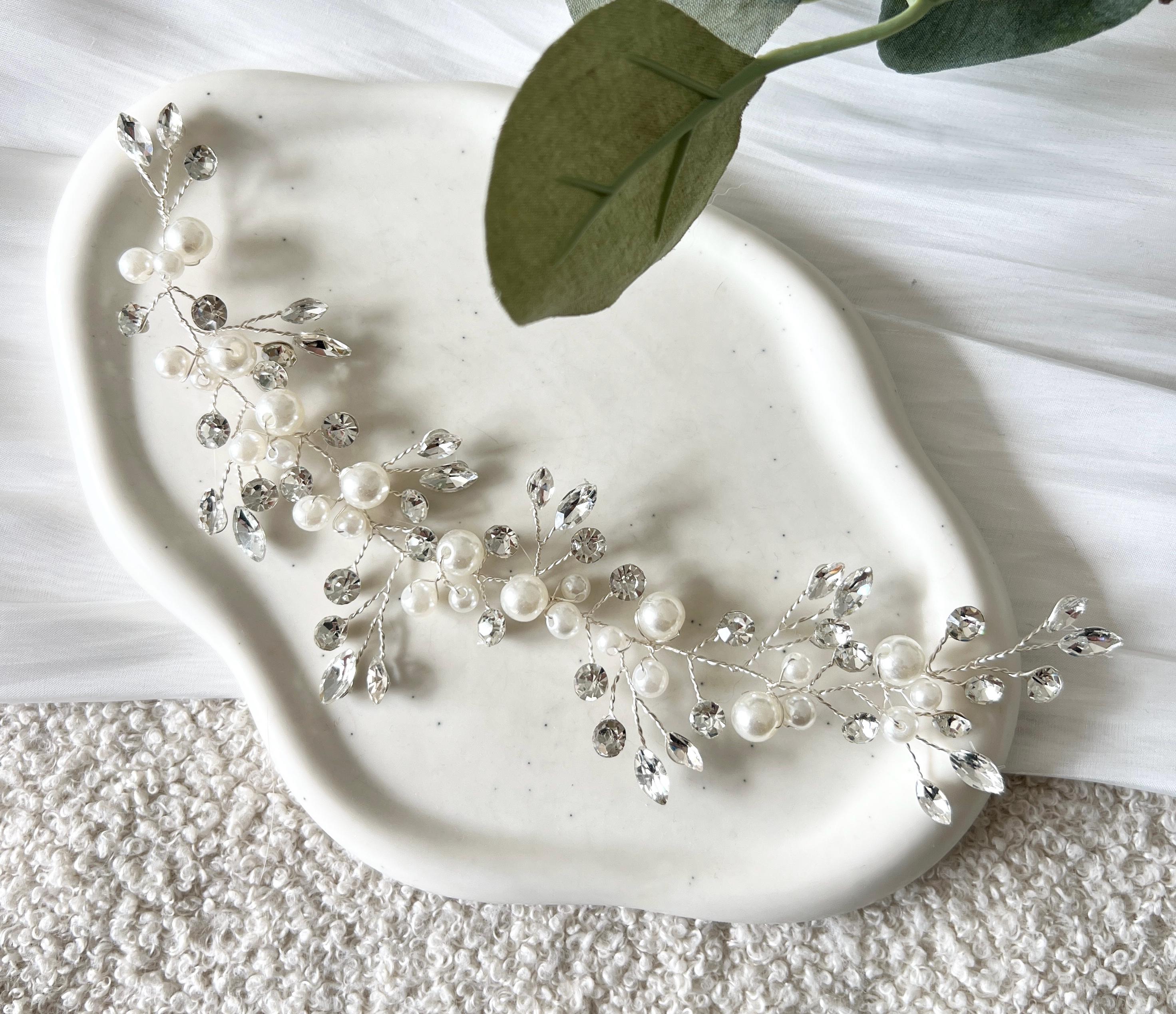 Haarschmuck fuer die Braut, Silber, Haarrebe mit funkelnden Strasssteinen und weissen feinen Perlen, Perlenschmuck, Brautschmuck, biegsamer Brauthaarschmuck, Haarband, Schmuck Hochzeit, Brautfrisur, Hochzeitsschmuck, Perlenhaarschmuck