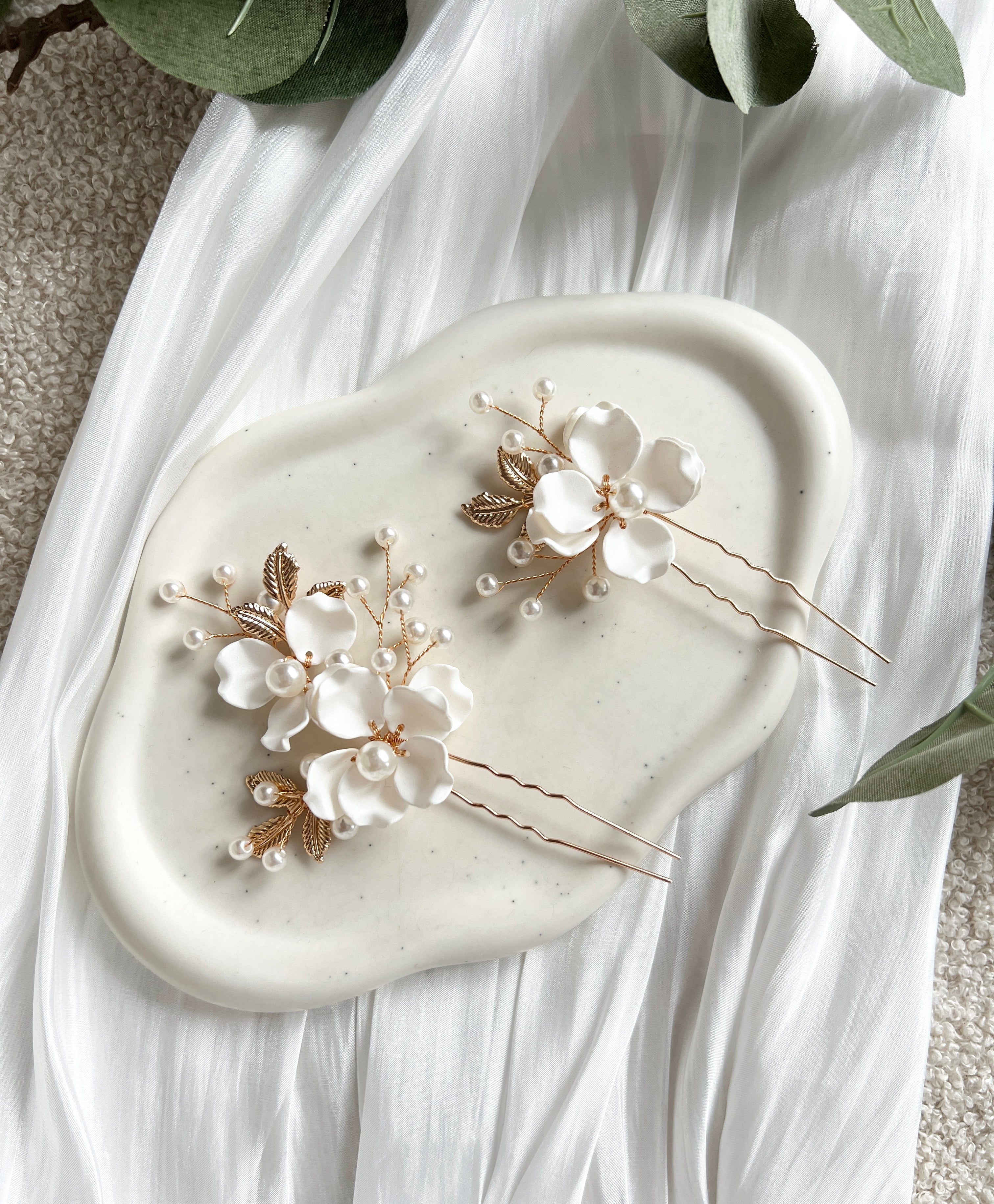 Haarnadeln, Set 2 Stueck, weisse Perlen, Brautschmuck, Haarschmuck mit weissen Blumen und goldenen Blättern, Brauthaarschmuck mit Blueten, Perlenschmuck für die Braut, Brautjungfer, Trauzeugin, Brautfrisur Zubehoer, Schmuckbluete
