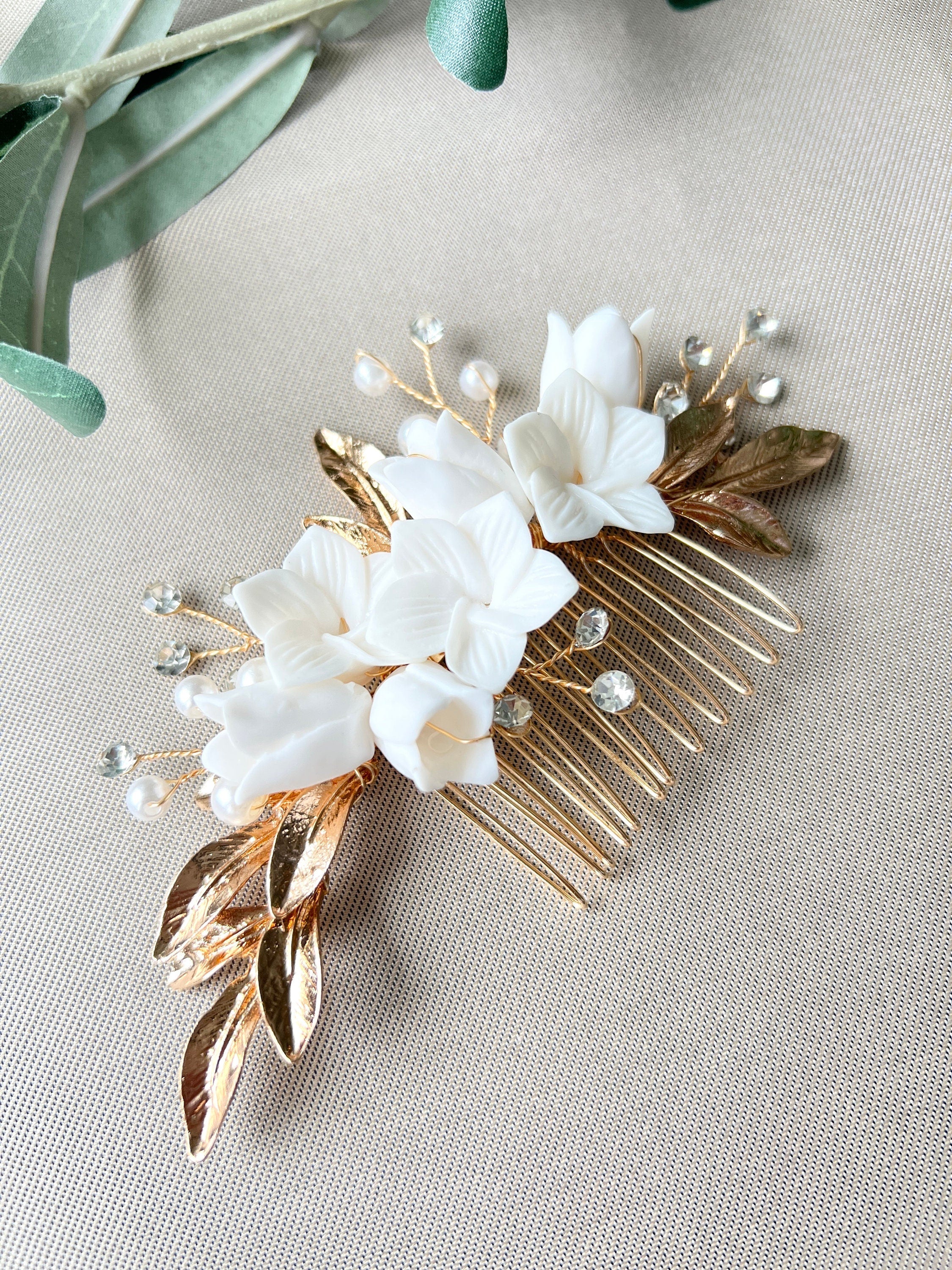 Haarschmuck, rosegold, weiße Blüten, floraler Haarkamm, Braut Hochzeit, hochwertiger Brauthaarschmuck, Brautfrisur-Brauthaarschmuck-Schmuckblüte