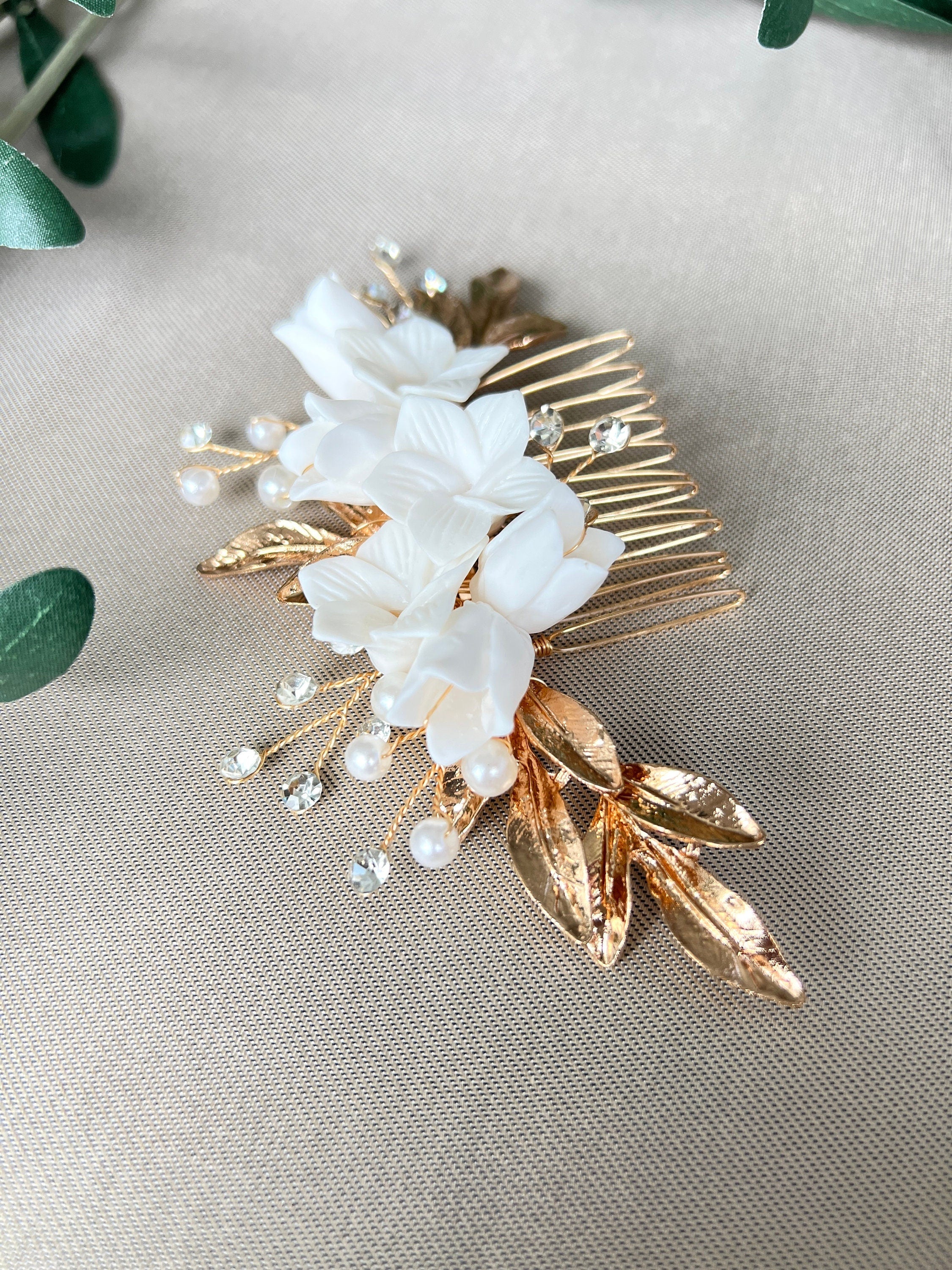 Haarschmuck, rosegold, weiße Blüten, floraler Haarkamm, Braut Hochzeit, hochwertiger Brauthaarschmuck, Brautfrisur-Brauthaarschmuck-Schmuckblüte