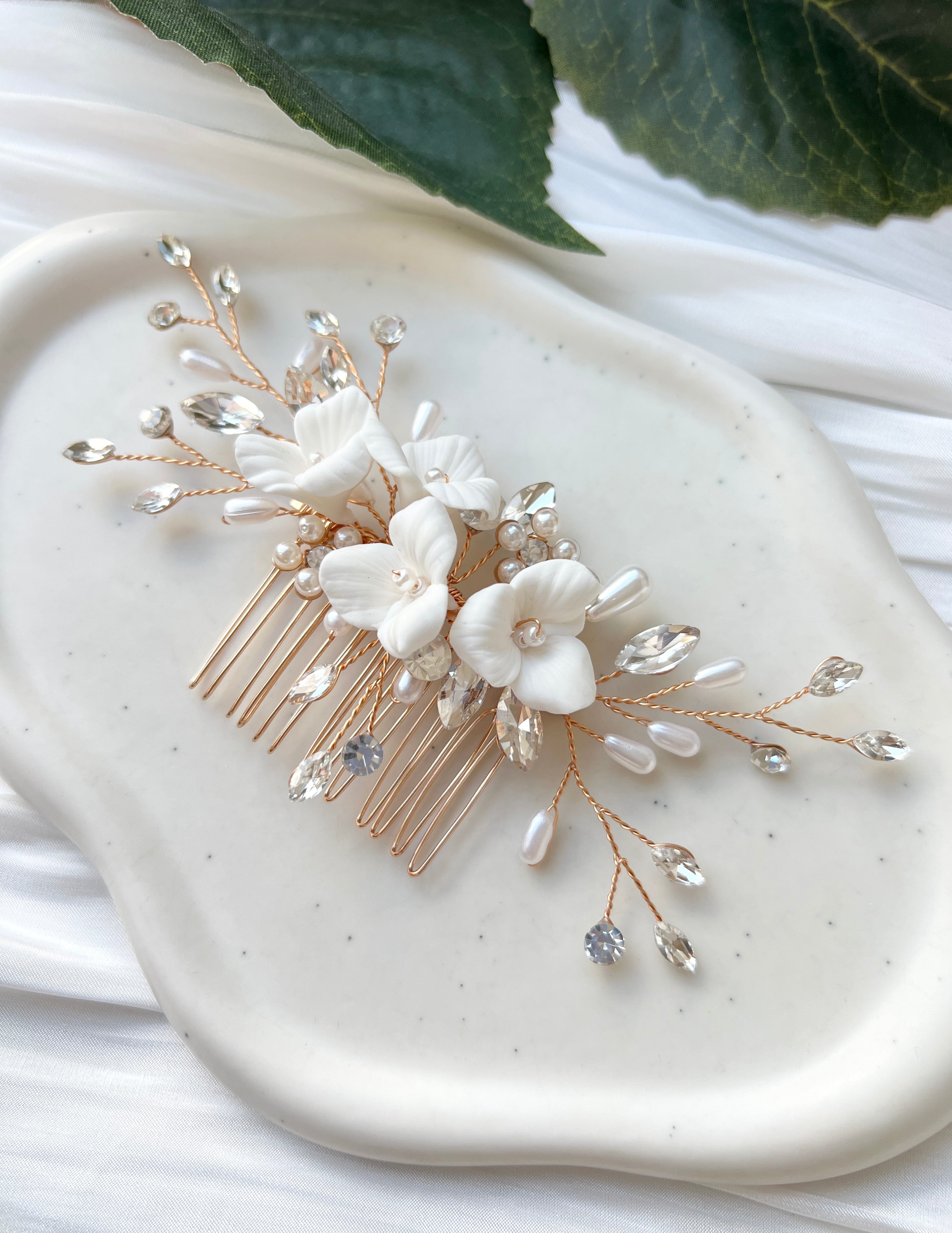 Brauthaarschmuck, Braut, Haarschmuck, Haarkamm mit weißen Blumen, feine Blütenblätter, glänzende Strass Steine, ovale Perlen, Brautfrisur, floraler Brautschmuck