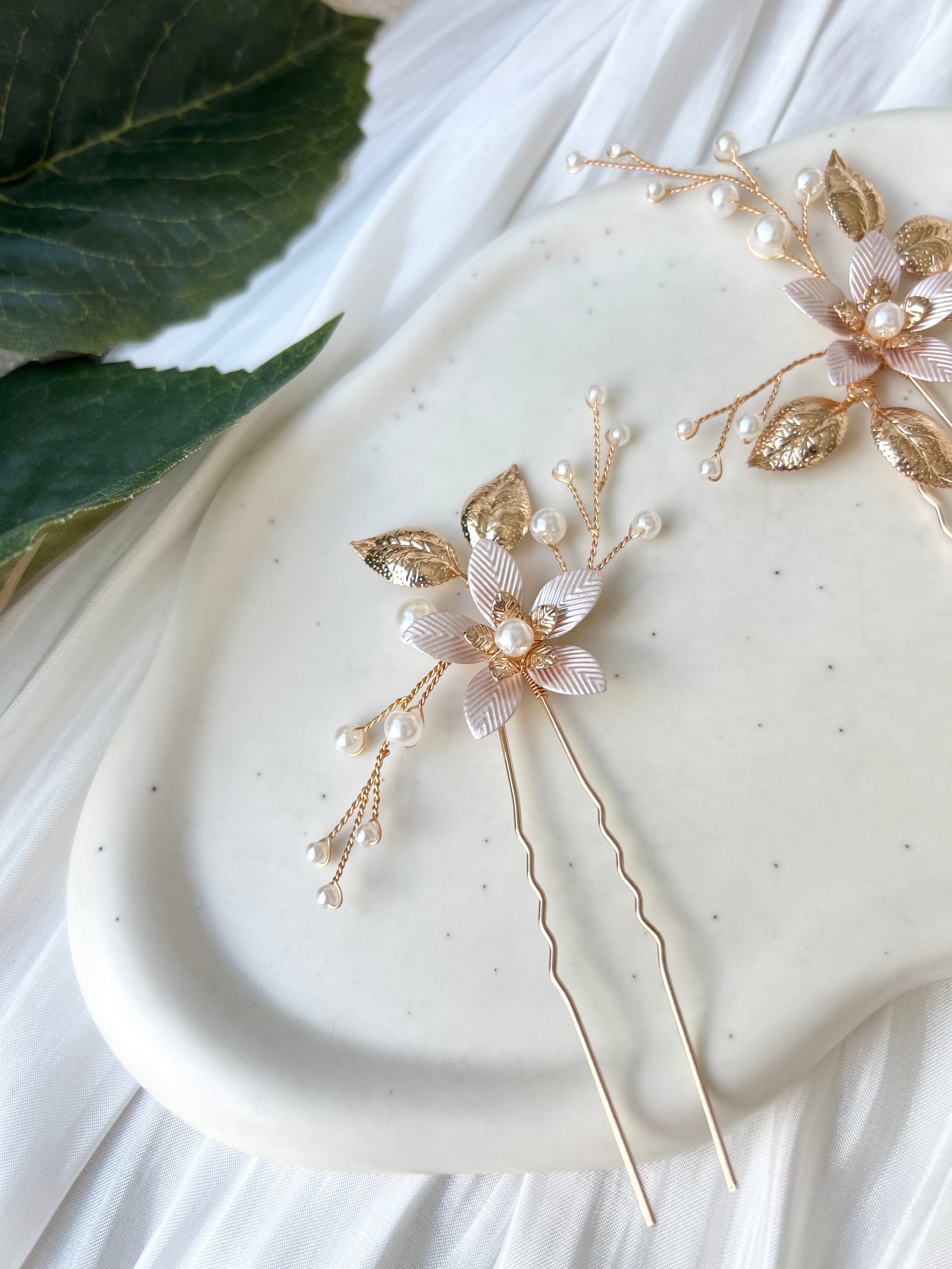 Haarschmuck Set 2 Stueck, Brauthaarschmuck, Haarnadeln mit feinen weissen Perlen, Perlenschmuck, Blueten, warmes Gold und rosa Rosegoldene Details, Hochzeitschmuck, Perlenschmuck, Schmuck Hochzeit, Blumenschmuck, Brautfrisur, Weddinginspiration
