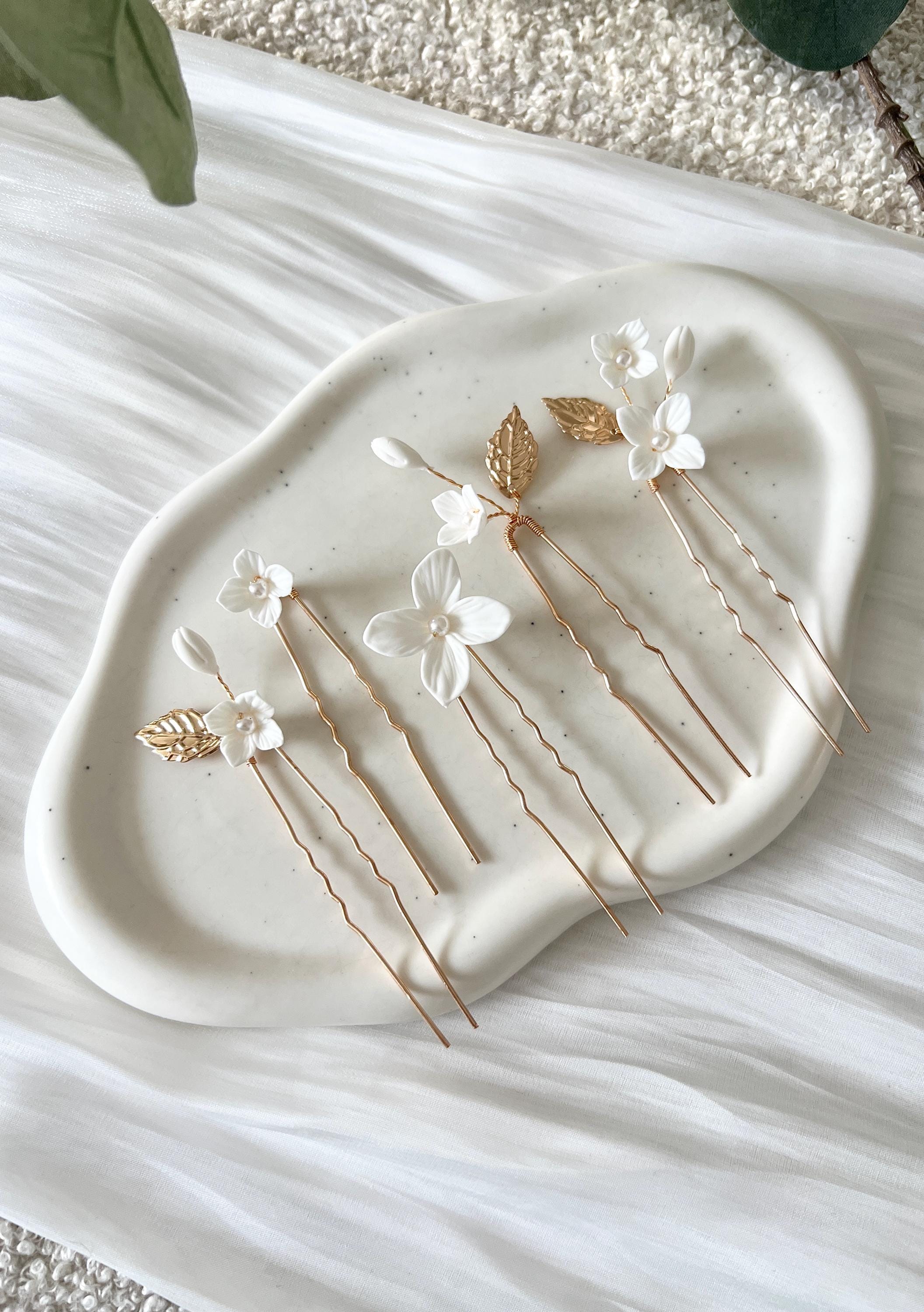 Feine Haarnadeln fuer die Braut, Haarschmuck, Schmuck Hochzeit, Brauthaarschmuck, Gold, weisse Blueten, Blumenschmuck, Haarnadeln, Hochzeitsschmuck, Hochzeit, Weddinginspiration, Brautfrisur