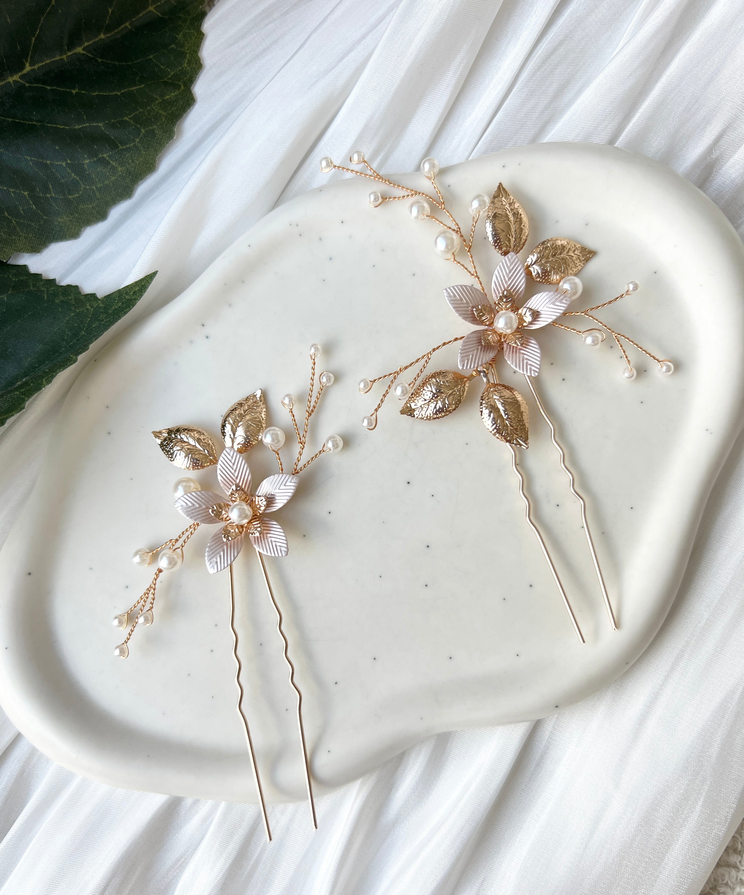 Haarschmuck Set 2 Stueck, Brauthaarschmuck, Haarnadeln mit feinen weissen Perlen, Perlenschmuck, Blueten, warmes Gold und rosa Rosegoldene Details, Hochzeitschmuck, Perlenschmuck, Schmuck Hochzeit, Blumenschmuck, Brautfrisur, Weddinginspiration