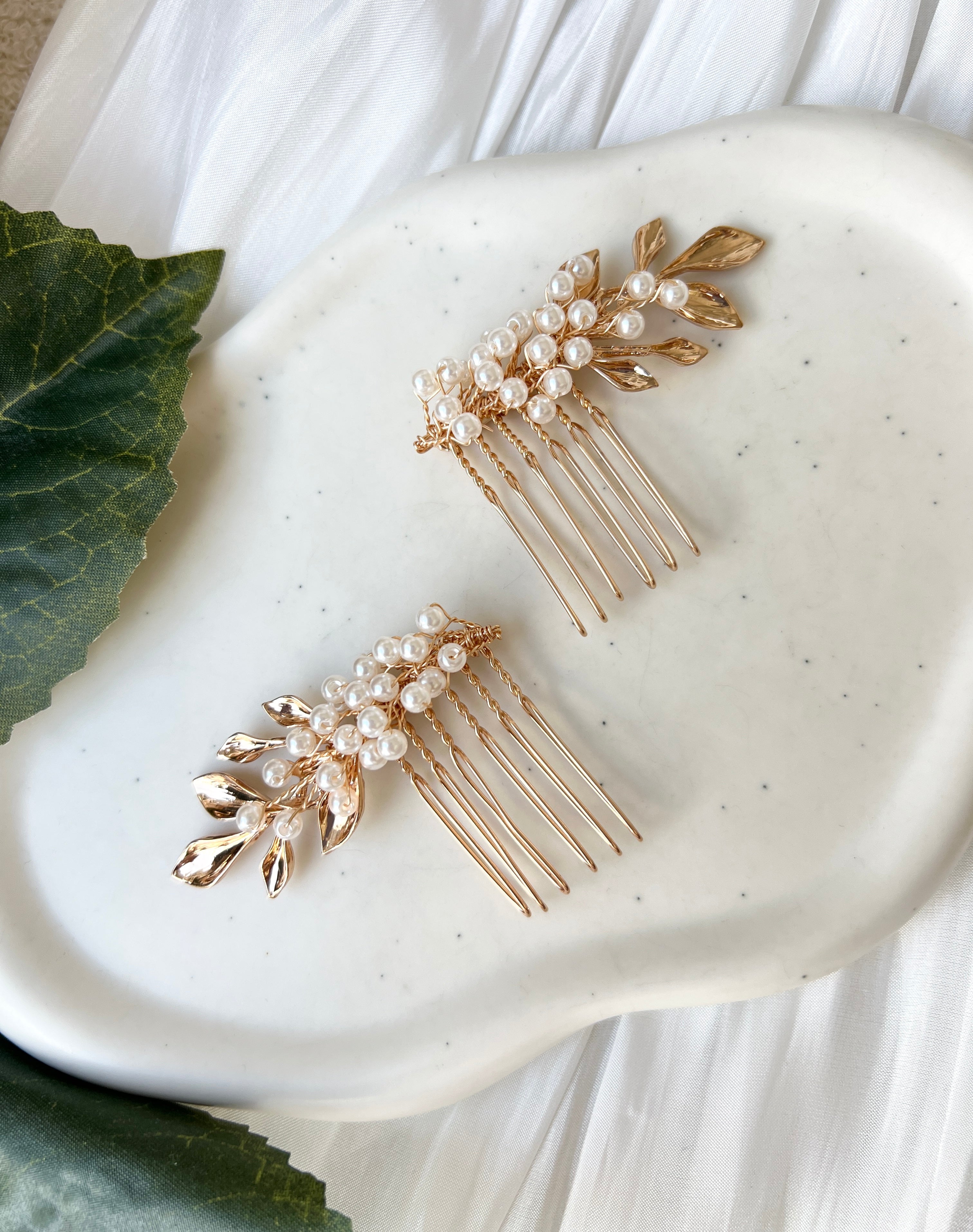 Moderner Haarschmuck, warmes Gold mit zarten weissen Perlen, Perlenschmuck, feiner Perlenhaarschmuck, Blaetter, eleganter Brautschmuck, hochwertiger Brauthaarschmuck fuer die Brautfrisur, Hochzeitsschmuck, Haarschmuckset, Weddinginspiration, Bridalinspo, Bridallook