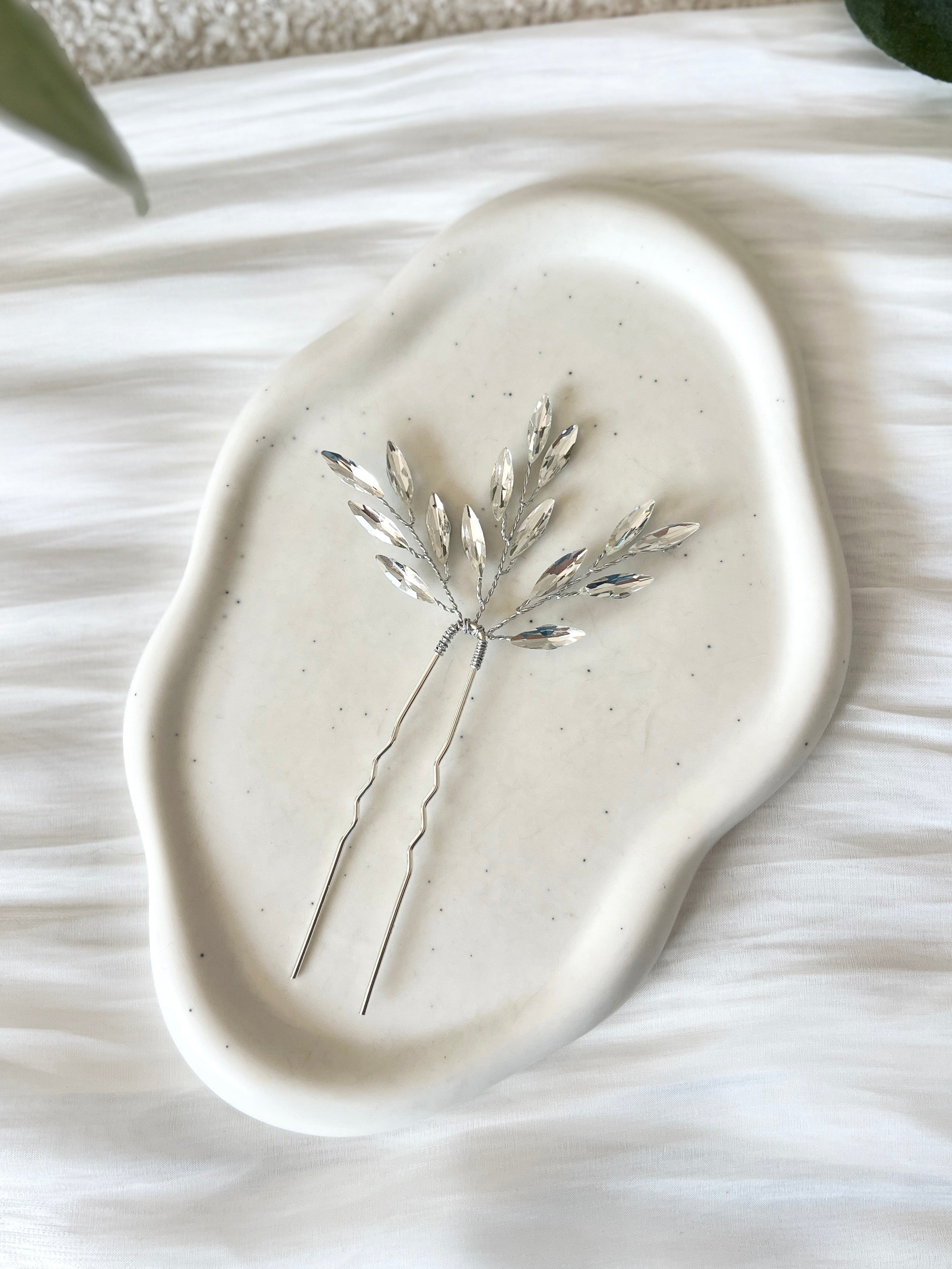Haarnadel welche mit feinen laenglichen Strasssteinen verziert ist, Silber, Brauthaarschmuck, eleganter Haarschmuck, hochwertige glaenzende Haarspange, funkelnder Brautschmuck fuer die Brautfrisur, silberner Hochzeitsschmuck, Schmuck Hochzeit