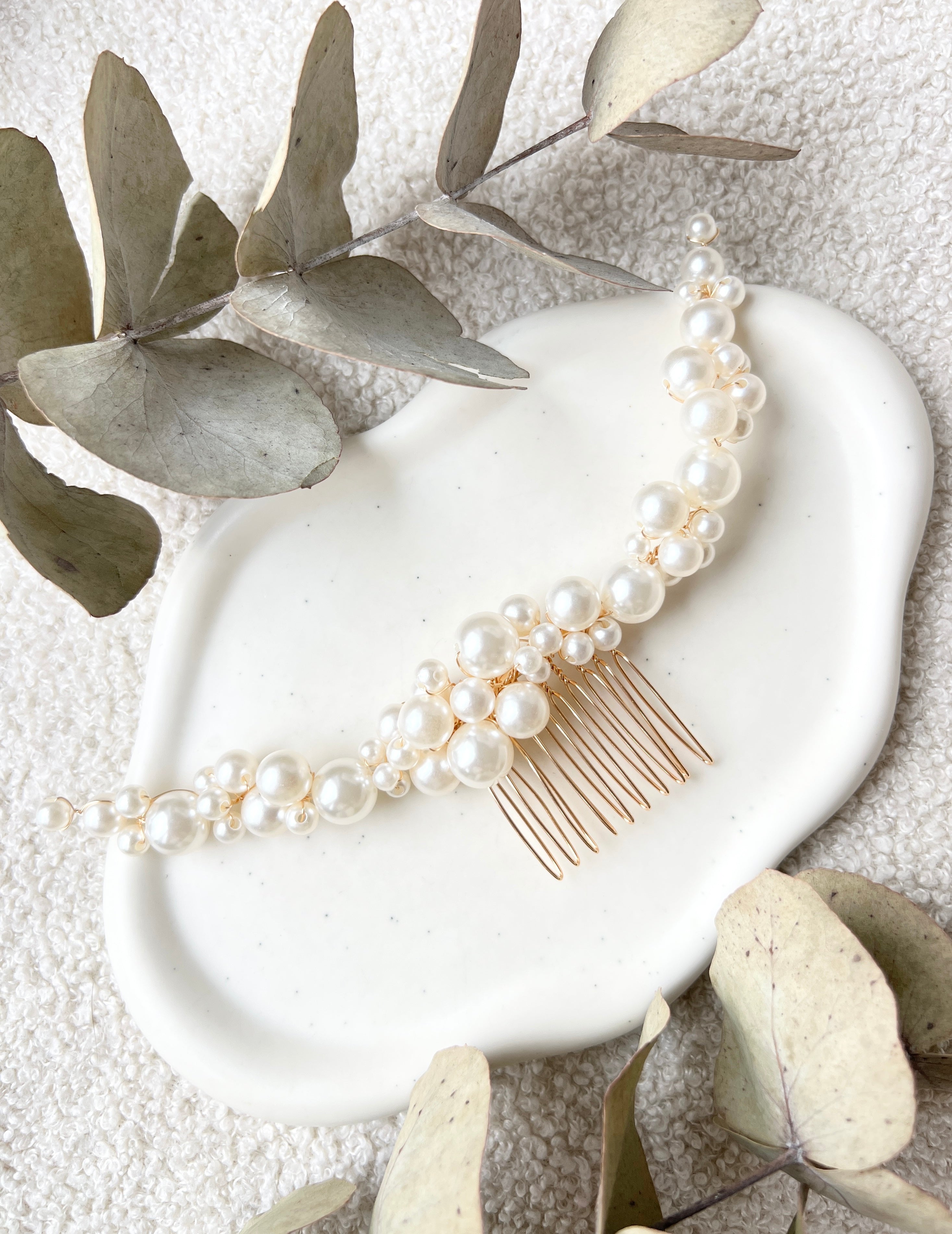 Perlenschmuck, Haarschmuck, weiße Perlen, goldener Juwelierdraht, Brautschmuck, Haarkamm, Brauthaarschmuck, Standesamt, Schmuck, Hochzeit