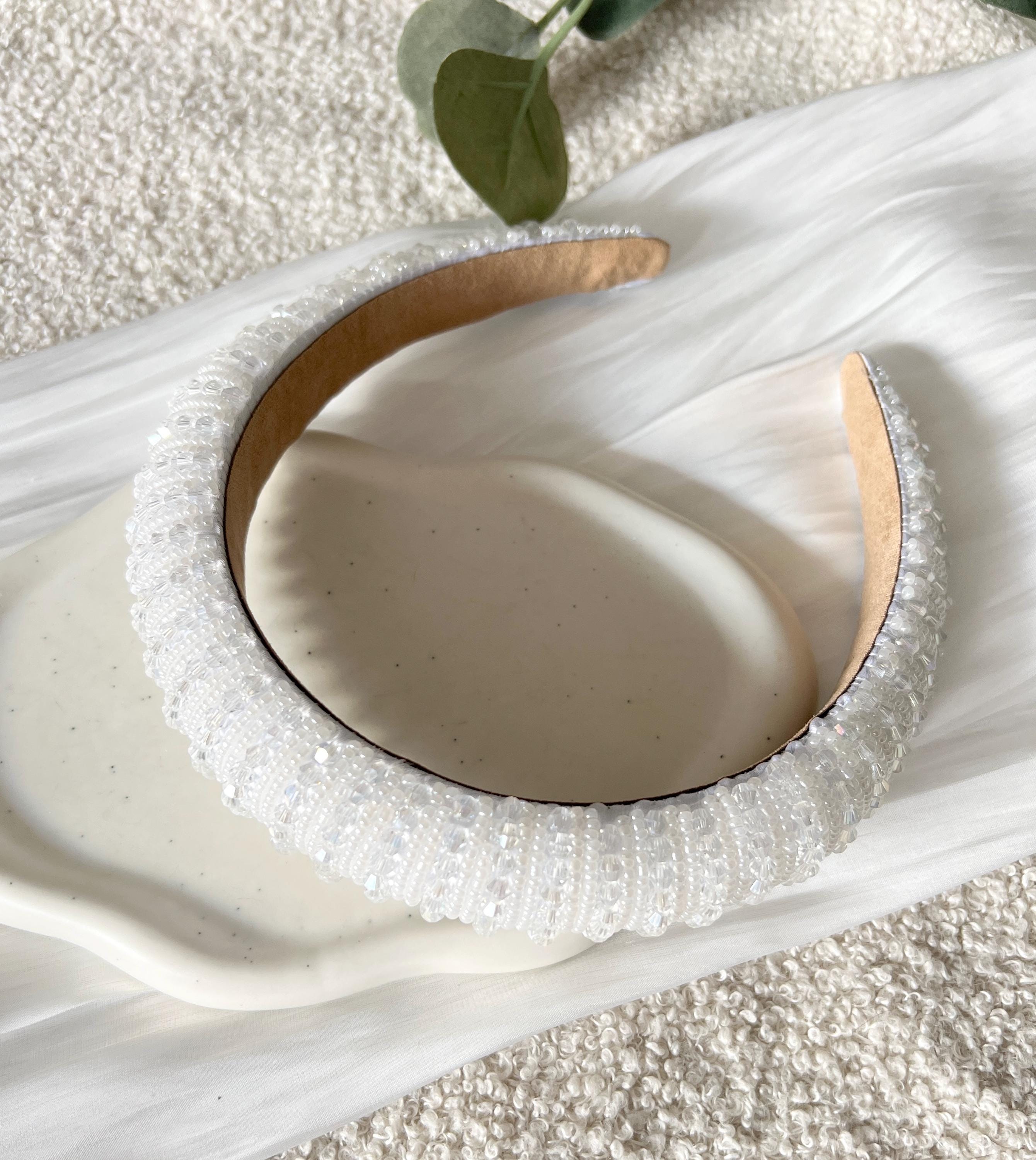 Eleganter breiter Perlenhaarreif, Haarreif mit feinen zarten Perlen, weiße und transparente Perlen, glänzender Brauthaarschmuck, Haarschmuck für die Hochzeit, Standesamt, moderner Perlenschmuck, Brautfrisur, Schmuck, Braut