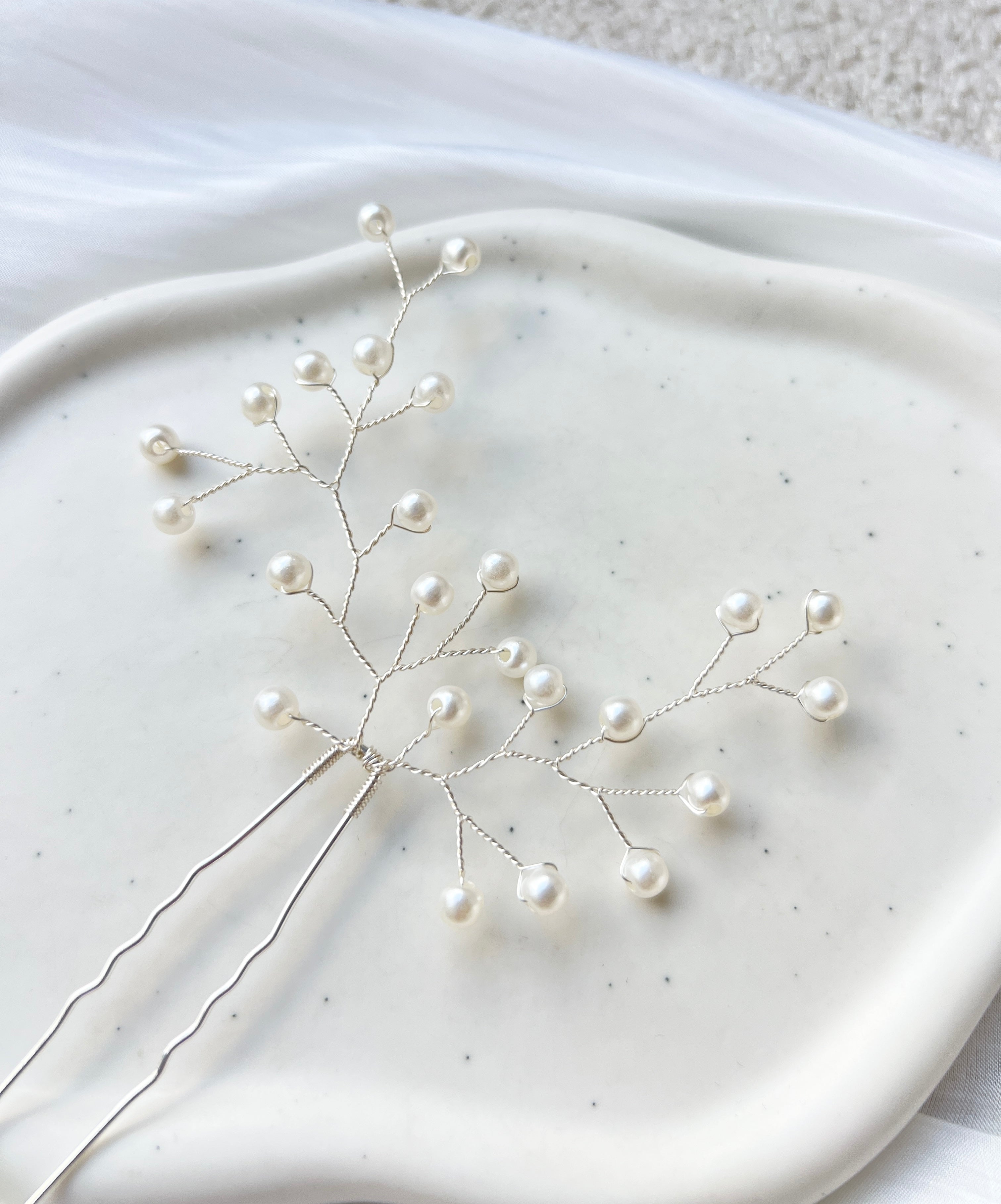 Feine Haarnadeln, feiner silberner Schmuck, Haarschmuck fuer die Brautfrisur, weisser Brauthaarschmuck, zarte Perlen, eleganter Brautschmuck, moderner Perlenschmuck, hochwertiger Perlenhaarschmuck, edler Hochzeitsschmuck, Brautfrisur, Schmuck Hochzeit, Weddinginspiration