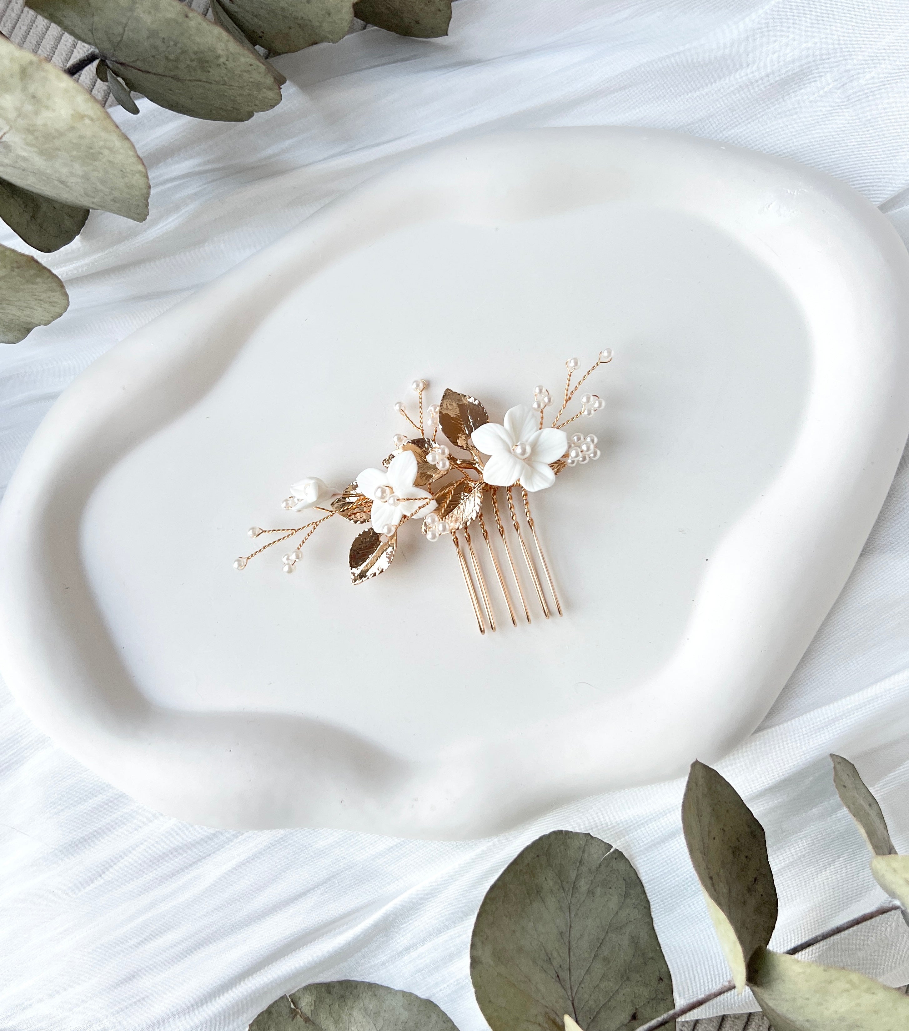 Haarschmuck mit weißen Blumen, feinen Perlen und glaenzenden Goldenen Blättern, Gold, Haarkamm, Brautfrisur, Blueten, Brautschmuck, Hochzeit, Brauthaarschmuck, Perlenschmuck