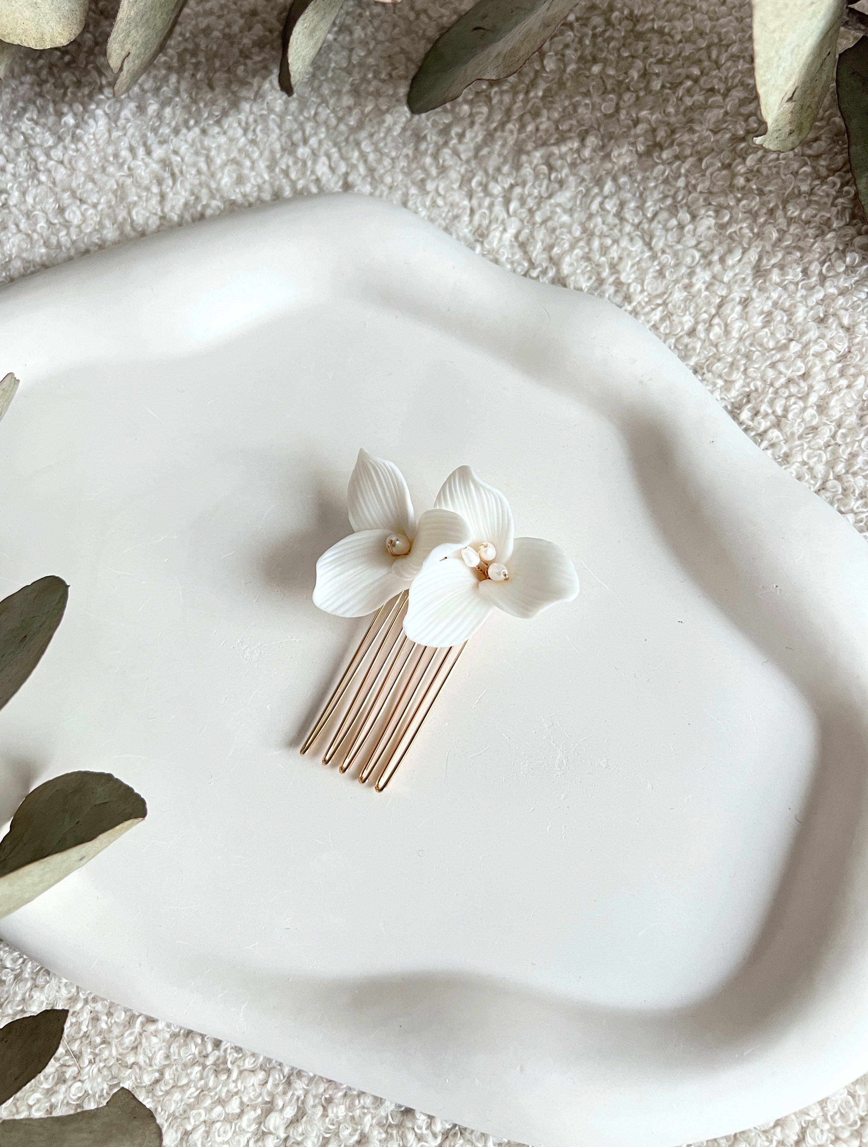 Haarkamm, Gold mit feinen weißen Keramikblüten, Blumenhaarschmuck, Brautschmuck, Standesamt, feine Blumen, weiße Perlen, Schmuck Hochzeit, goldene Haarspange, Haarschmuck, eleganter Brauthaarschmuck, Blütenschmuck, Brautfrisur, Weddinginspiration, Schmuckbluete