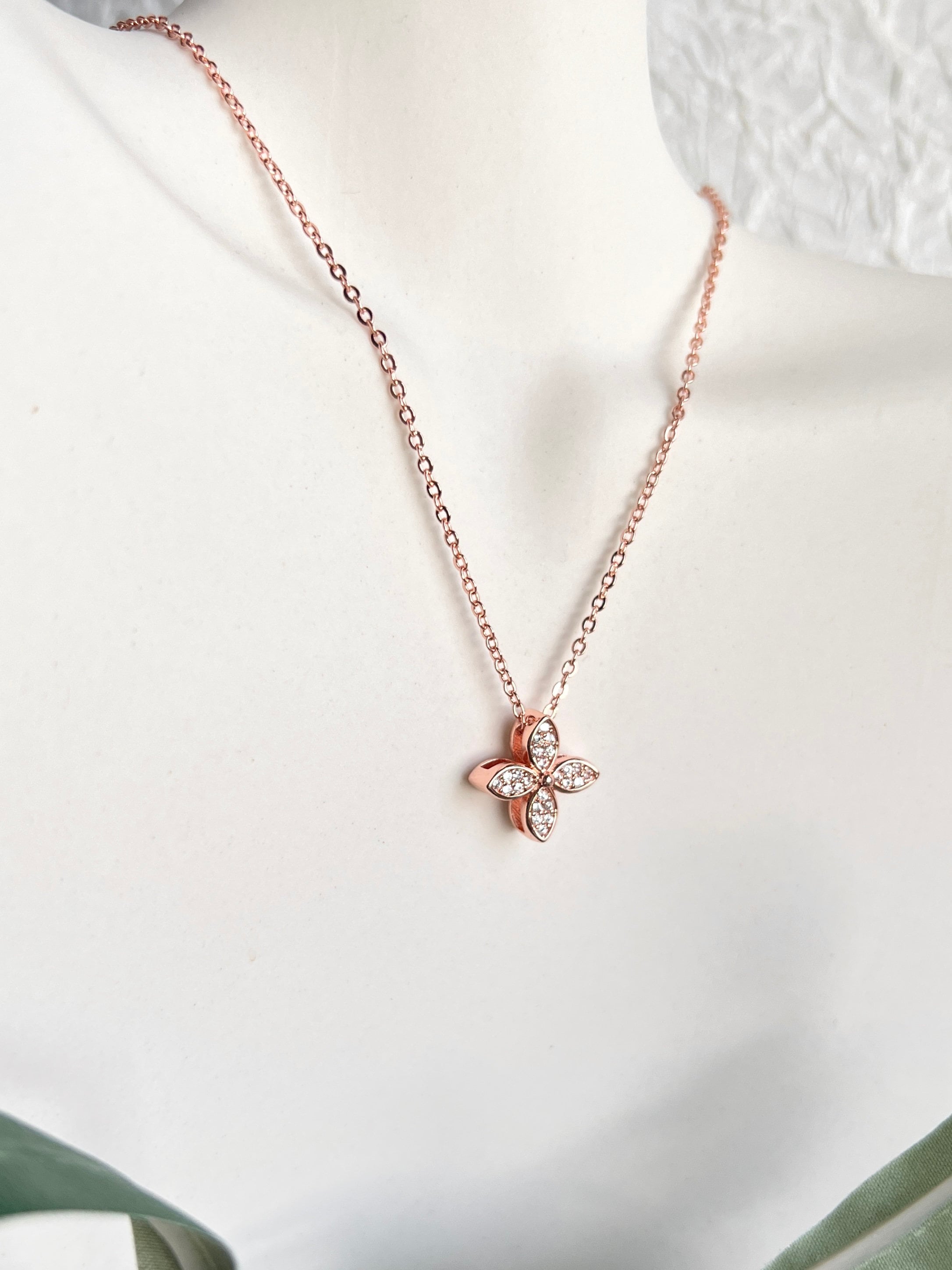 Halskette, floraler Anhänger Roségold, Cubic Zirconia, Blüte, Wendehalskette, Edelstahl Kette,-Halskette-Schmuckblüte