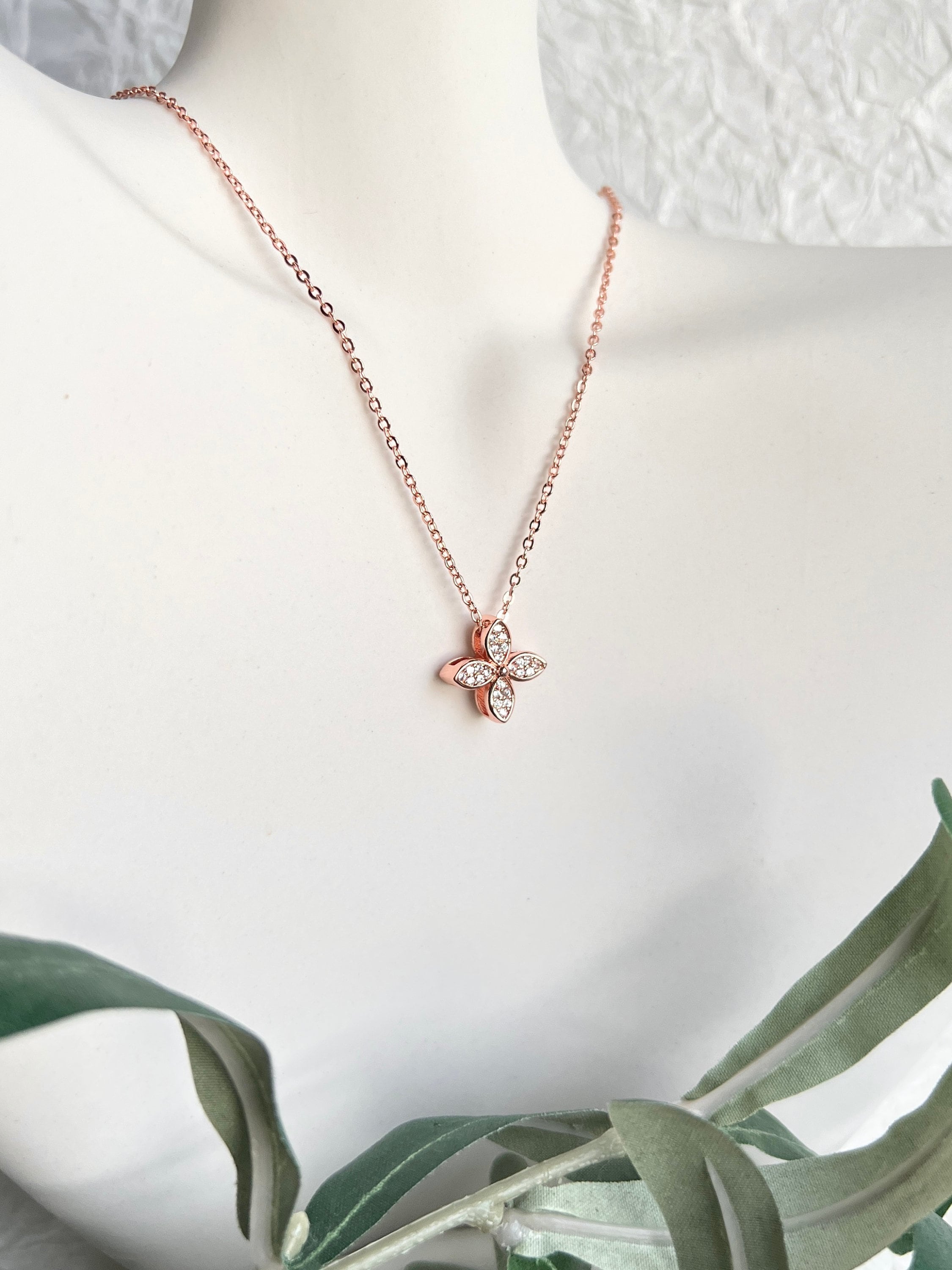 Halskette, floraler Anhänger Roségold, Cubic Zirconia, Blüte, Wendehalskette, Edelstahl Kette,-Halskette-Schmuckblüte