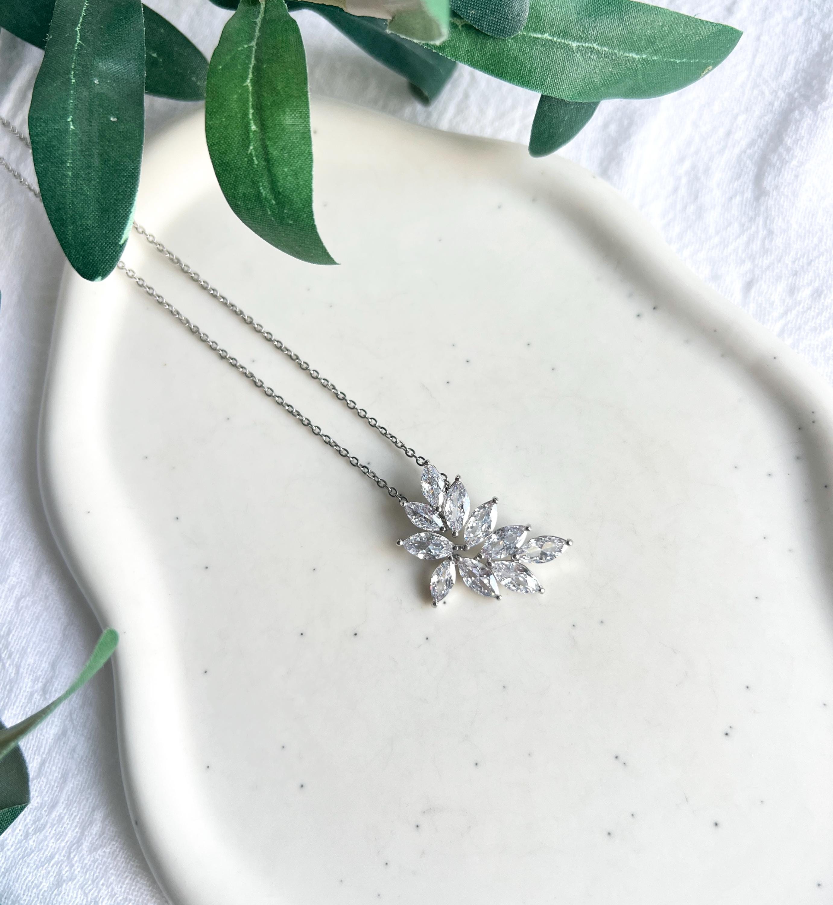 Halskette Silber, glänzender Cubic Zirkonia Anhänger, Brautschmuck, Schmuck Hochzeit, Brauthalskette, feine Kette, silberne Blätter