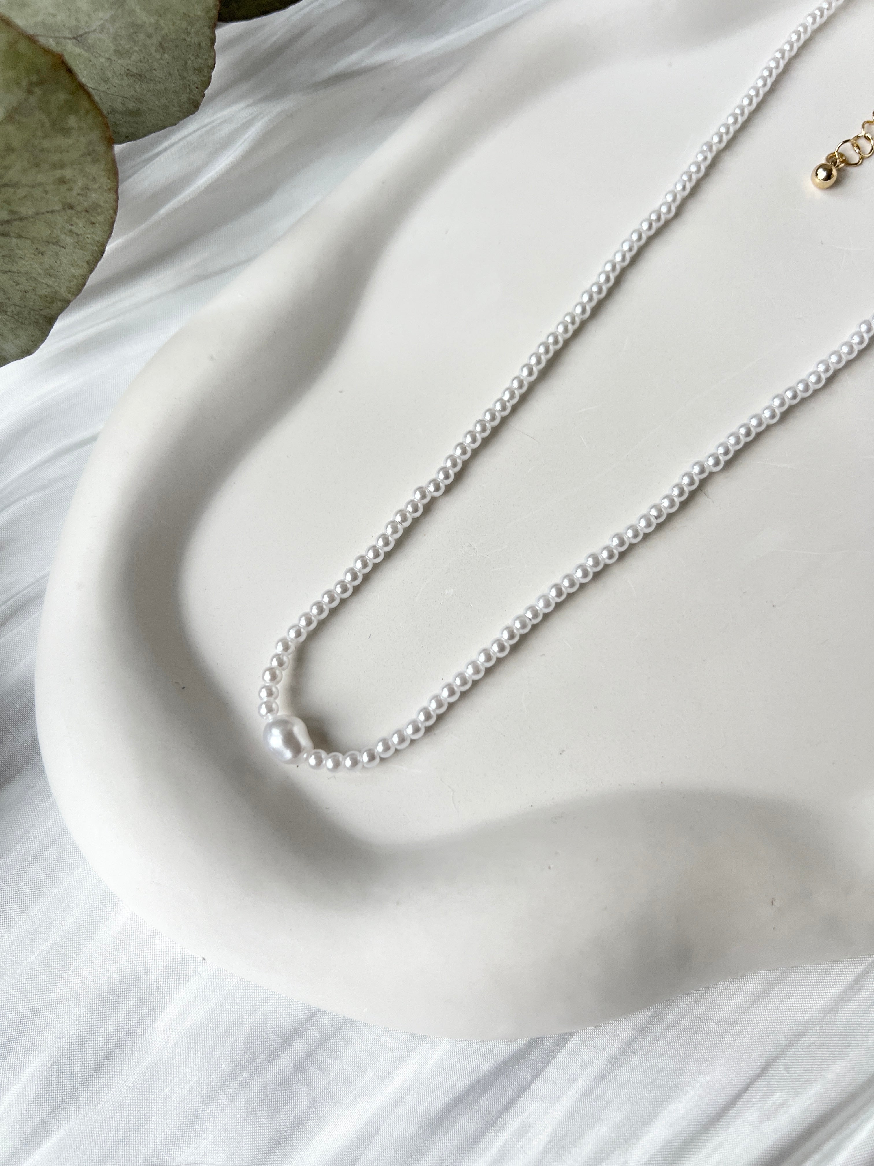 Perlenhalskette, weiße feine Kunstperlen, zarte kurze Halskette, goldene Verschlussdetails, Brautschmuck, glänzende klassische Brauthalskette, Geschenk für Sie, moderner cleaner Standesamtlook, Brautlook, Weddinginspiration, Perlenkette