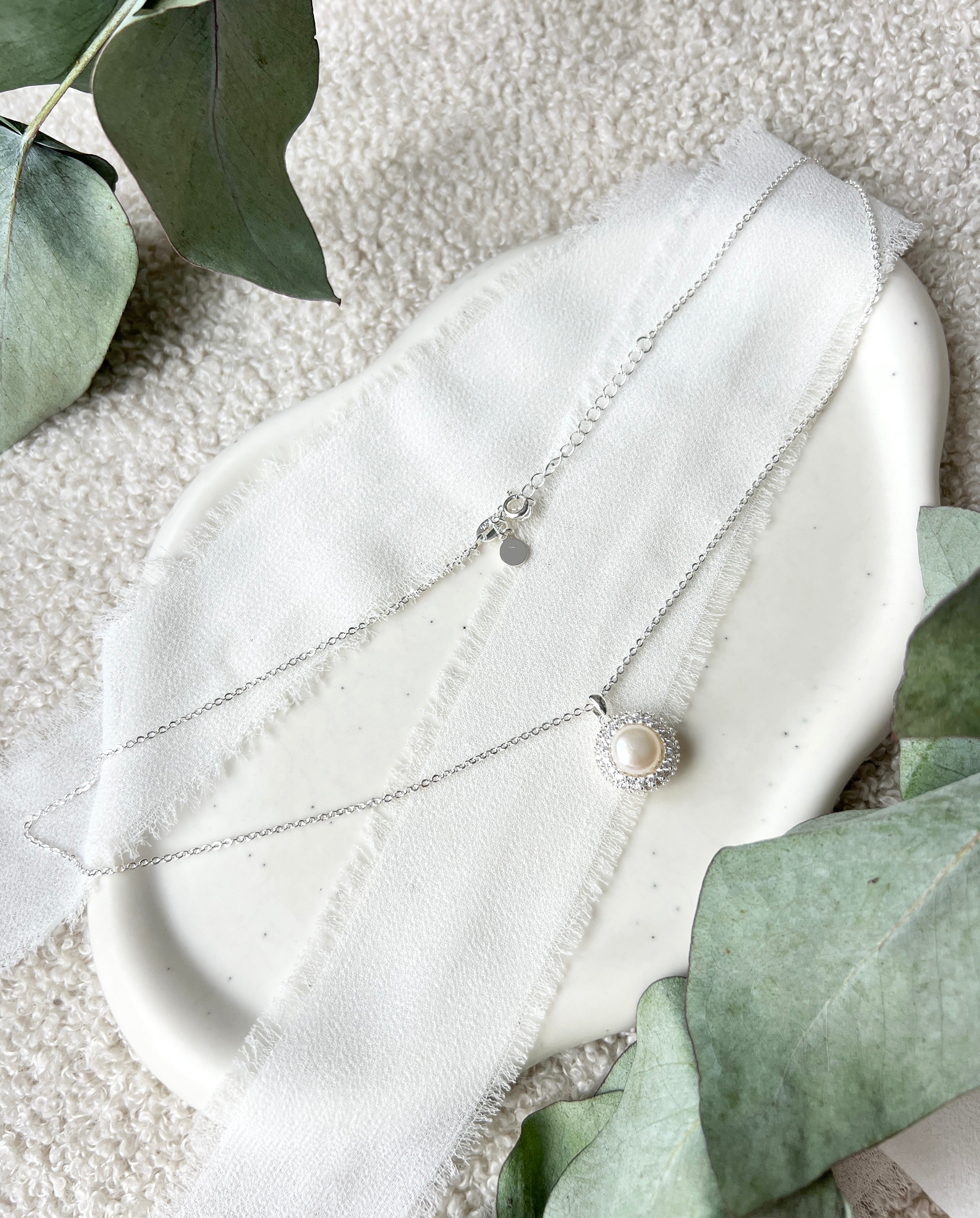 Silberne Halskette mit feinem Perlenanhänger, Perlenkette, hochwertige Perlenhalskette, Silber, Brauthalskette, eleganter Brautschmuck, Hochzeitsschmuck, Hochzeit, Trauzeugin, Brautmutter, Brautjungfer, Geschenk fuer Sie, Frauen, Frauenschmuck, Geburtstagsgeschenk, Damenschmuck, Valentinstag, Valentinstagsgeschenk