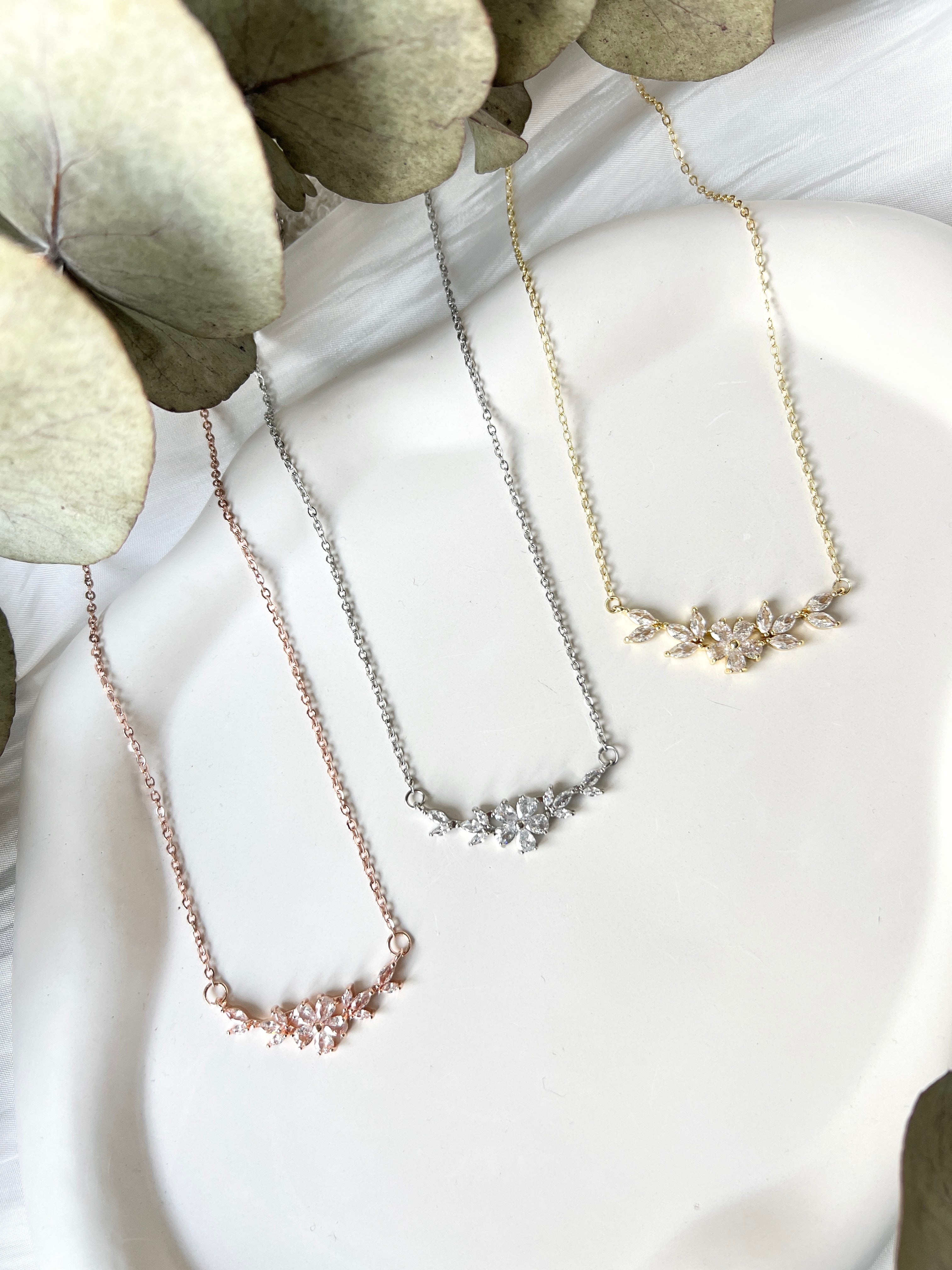 Halskette, kurze Kette, feiner Brautschmuck, feine Blumen, Roségold, Silber oder Gold, glaenzender Schmuck, hochwertiger Hochzeit, Brauthalskette, Brautjungfer, Geschenk fuer Sie, kurze Kette, Damenschmuck, Weihnachtsgeschenk Frauen