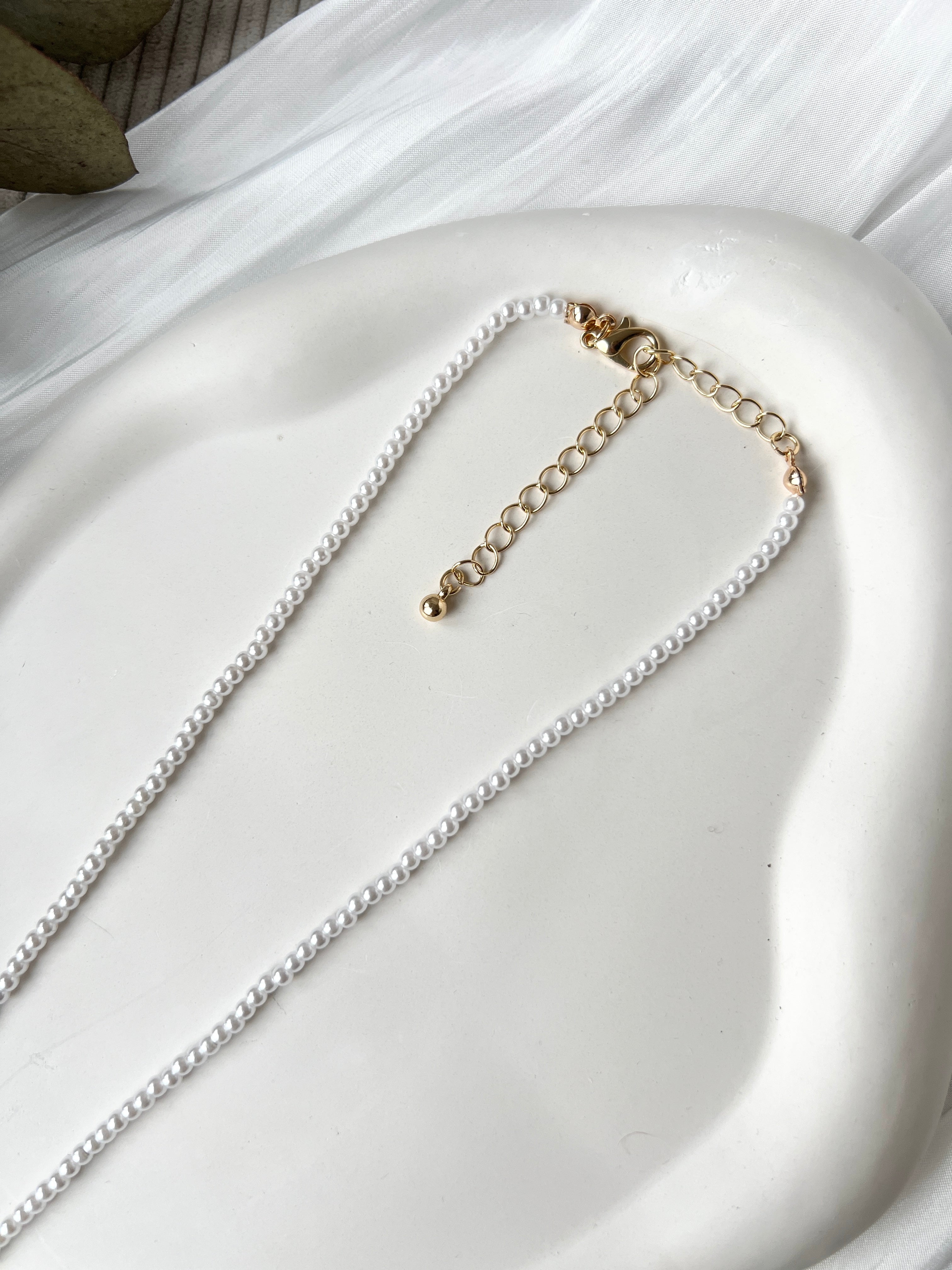 Perlenhalskette, weiße feine Kunstperlen, zarte kurze Halskette, goldene Verschlussdetails, Brautschmuck, glänzende klassische Brauthalskette, Geschenk für Sie, moderner cleaner Standesamtlook, Brautlook, Weddinginspiration, Perlenkette