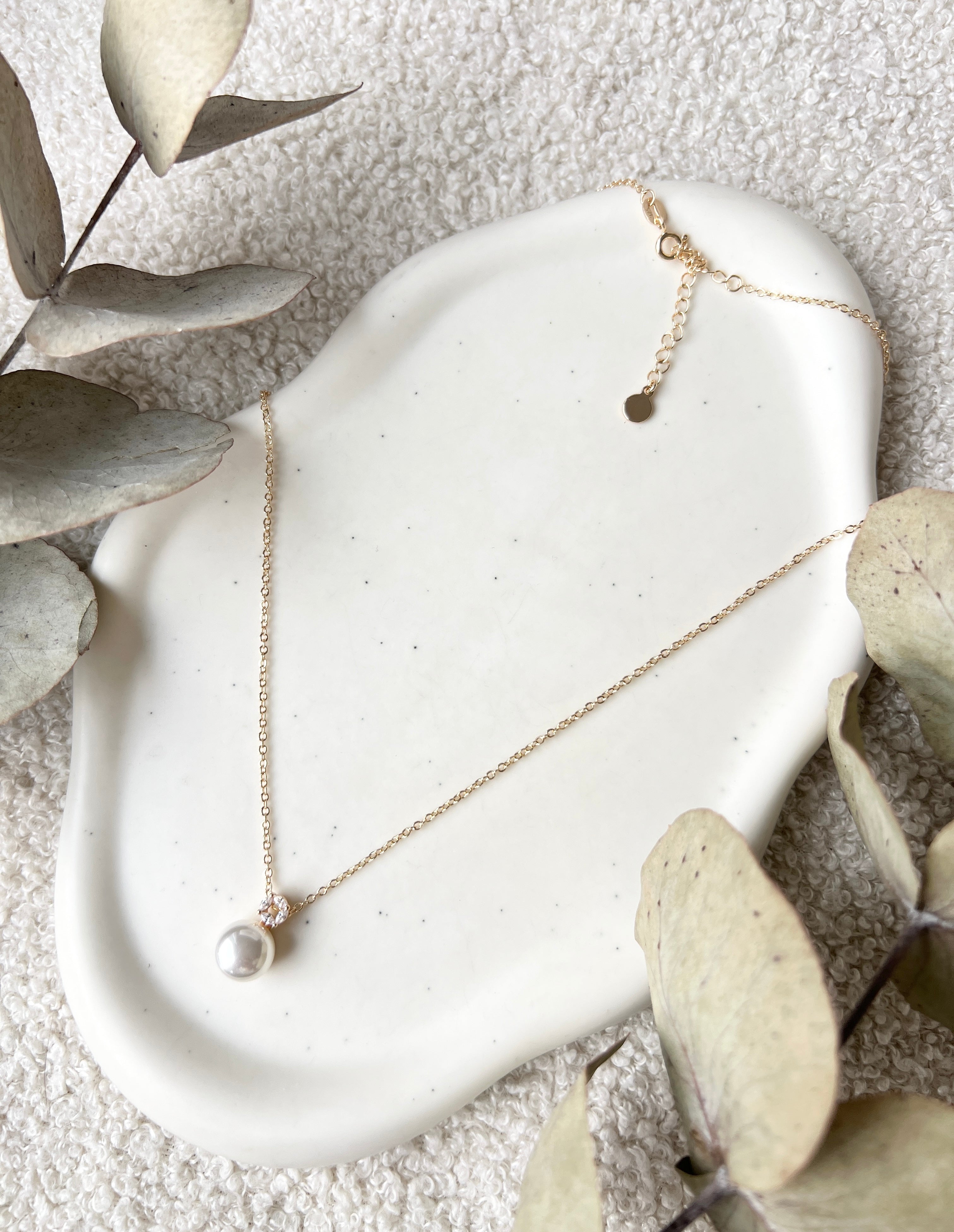 Feine Perlenhalskette, Gold, Weisse Perle, Brautschmuck, Feinschmuck, Brauthalskette, hochwertiger Perlenschmuck, Hochzeitsschmuck, moderner Schmuck, Braut, Hochzeit, Weddinginspiration