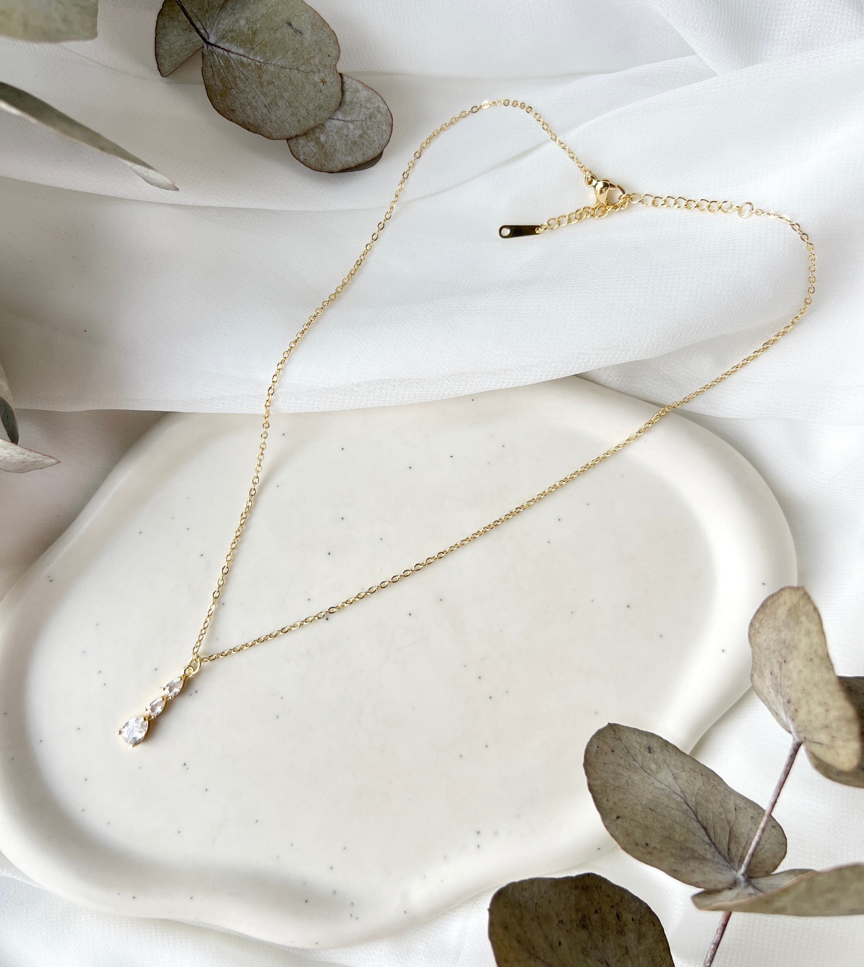 Feine Halskette, goldener Brautschmuck, Brauthalskette, Edelstahl, verstellbare Laenge, Hochzeitsschmuck, Gold, funkelnder Cubic Zirconia Anhaenger, elegante Kette, Hochzeit, Schmuck, Damenschmuck, Geschenk für Sie, Frauenschmuck, Weddinginspiration