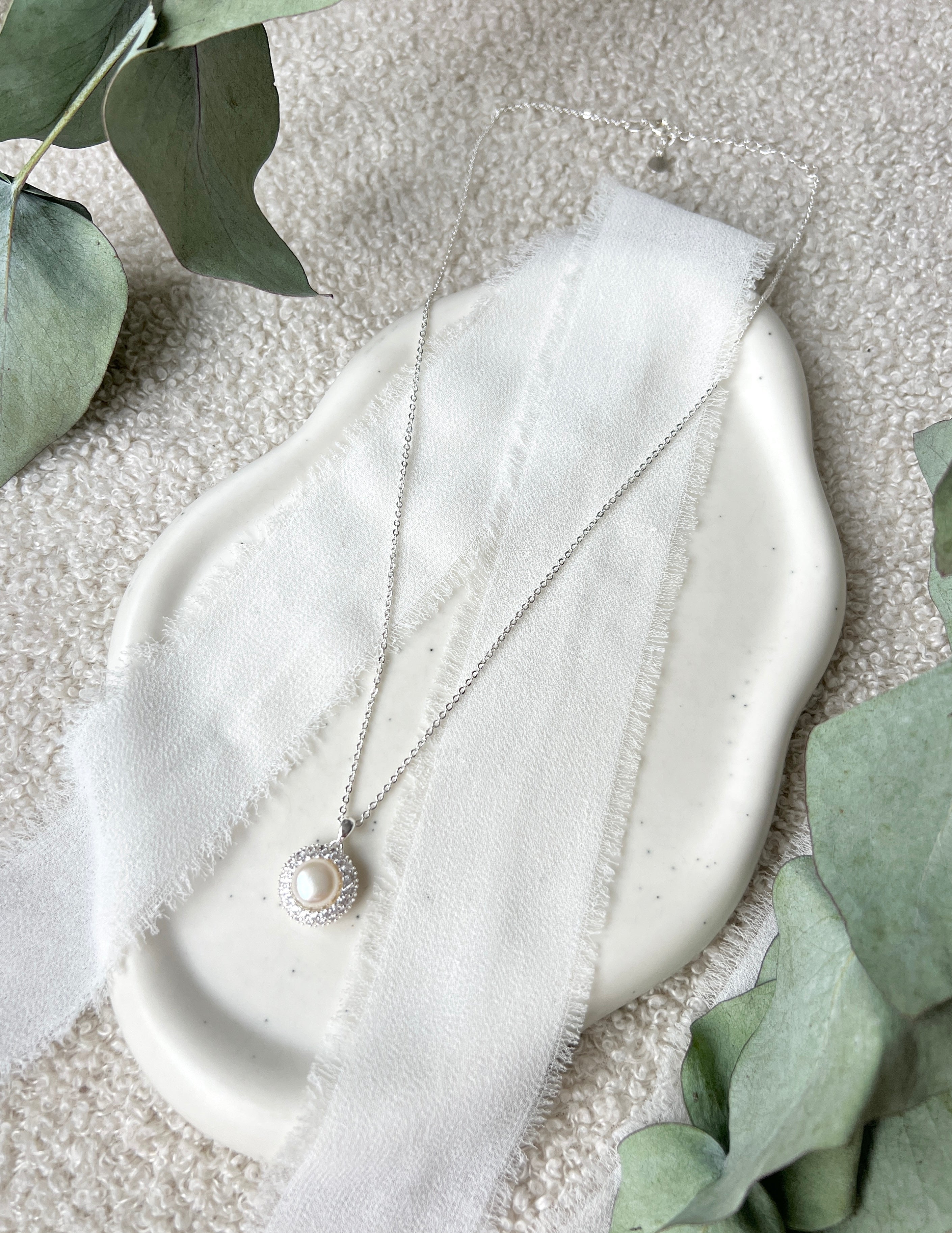 Silberne Halskette mit feinem Perlenanhänger, Perlenkette, hochwertige Perlenhalskette, Silber, Brauthalskette, eleganter Brautschmuck, Hochzeitsschmuck, Hochzeit, Trauzeugin, Brautmutter, Brautjungfer, Geschenk fuer Sie, Frauen, Frauenschmuck, Geburtstagsgeschenk, Damenschmuck, Valentinstag, Valentinstagsgeschenk