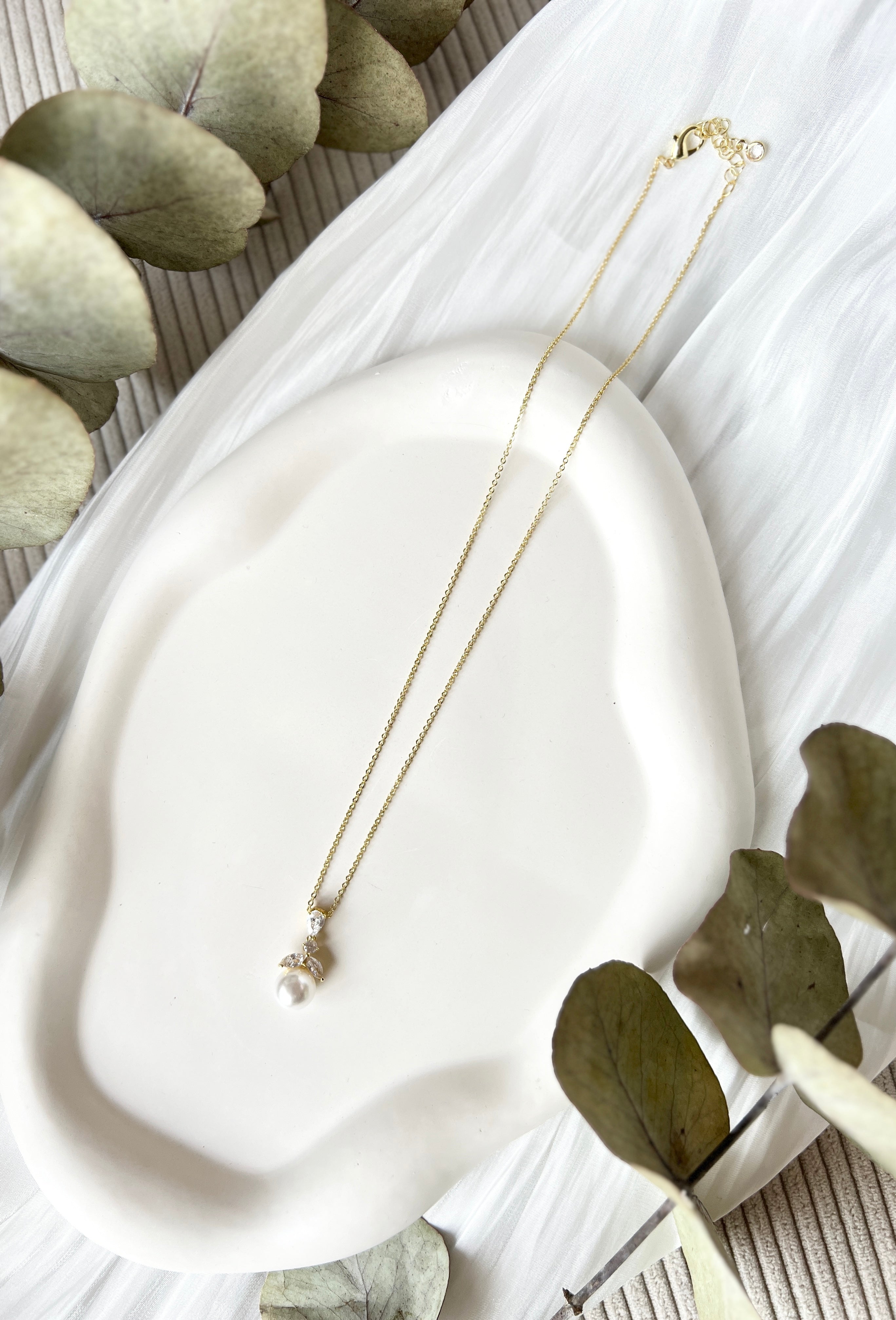 Perlenhalskette, feine goldene Halskette mit funkelnden Zirkoniasteinen und einem Perlenanhaenger, Brautschmuck, Hochwertiger Schmuck, Hochzeit, Brauthalskette Gold, Brautjungfer, Geschenk fuer Sie, Geburtstagsgeschenk, Weihnachtsgeschenk Frauen, zarte Kette