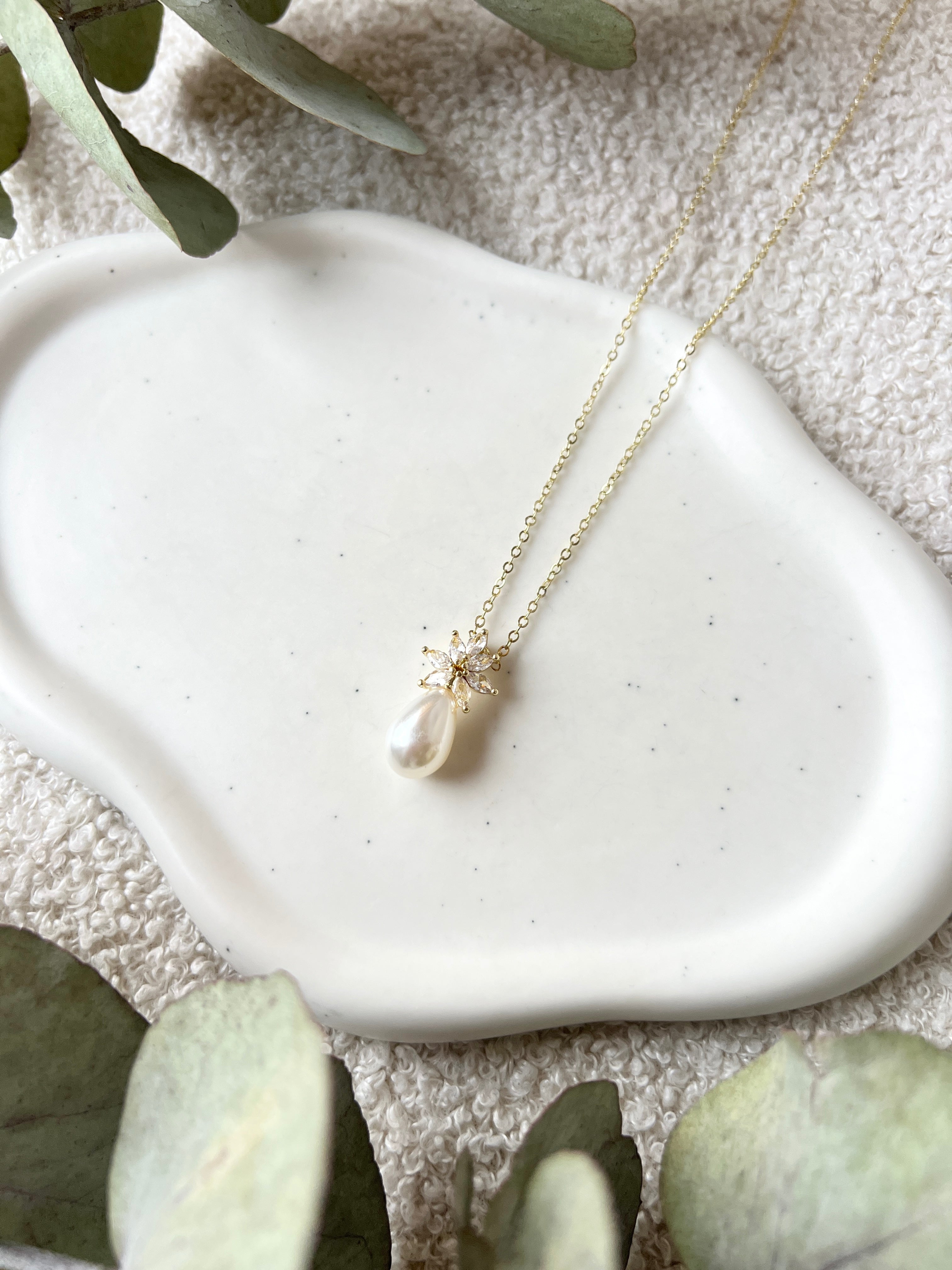 Halskette mit Perlenanhaenger, Gold, Perlenschmuck, Brauthalskette, feine Perlenhalskette, Brautschmuck, Schmuck für die Hochzeit, Schmuckbluete