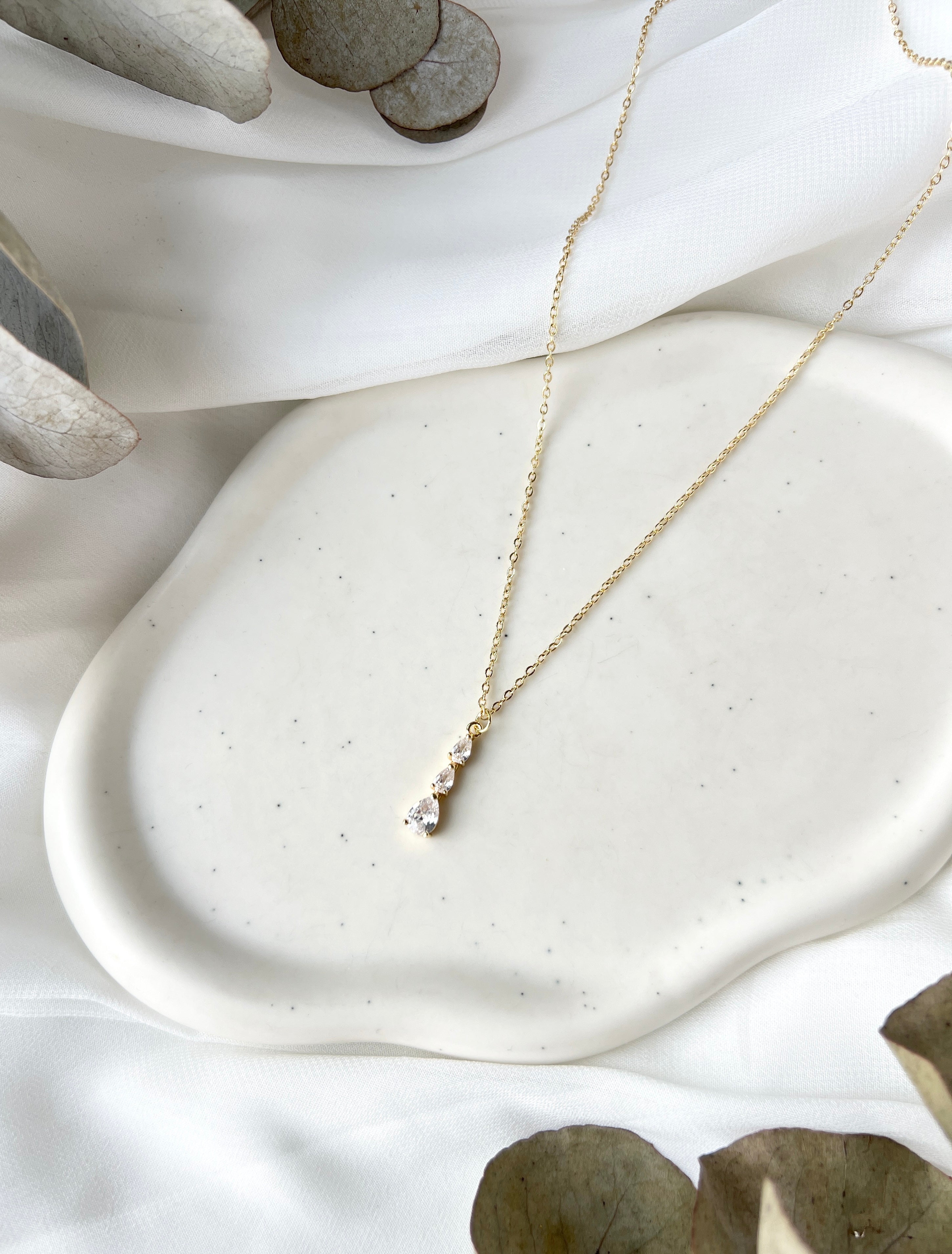 Feine Halskette, goldener Brautschmuck, Brauthalskette, Edelstahl, verstellbare Laenge, Hochzeitsschmuck, Gold, funkelnder Cubic Zirconia Anhaenger, elegante Kette, Hochzeit, Schmuck, Damenschmuck, Geschenk für Sie, Frauenschmuck, Weddinginspiration