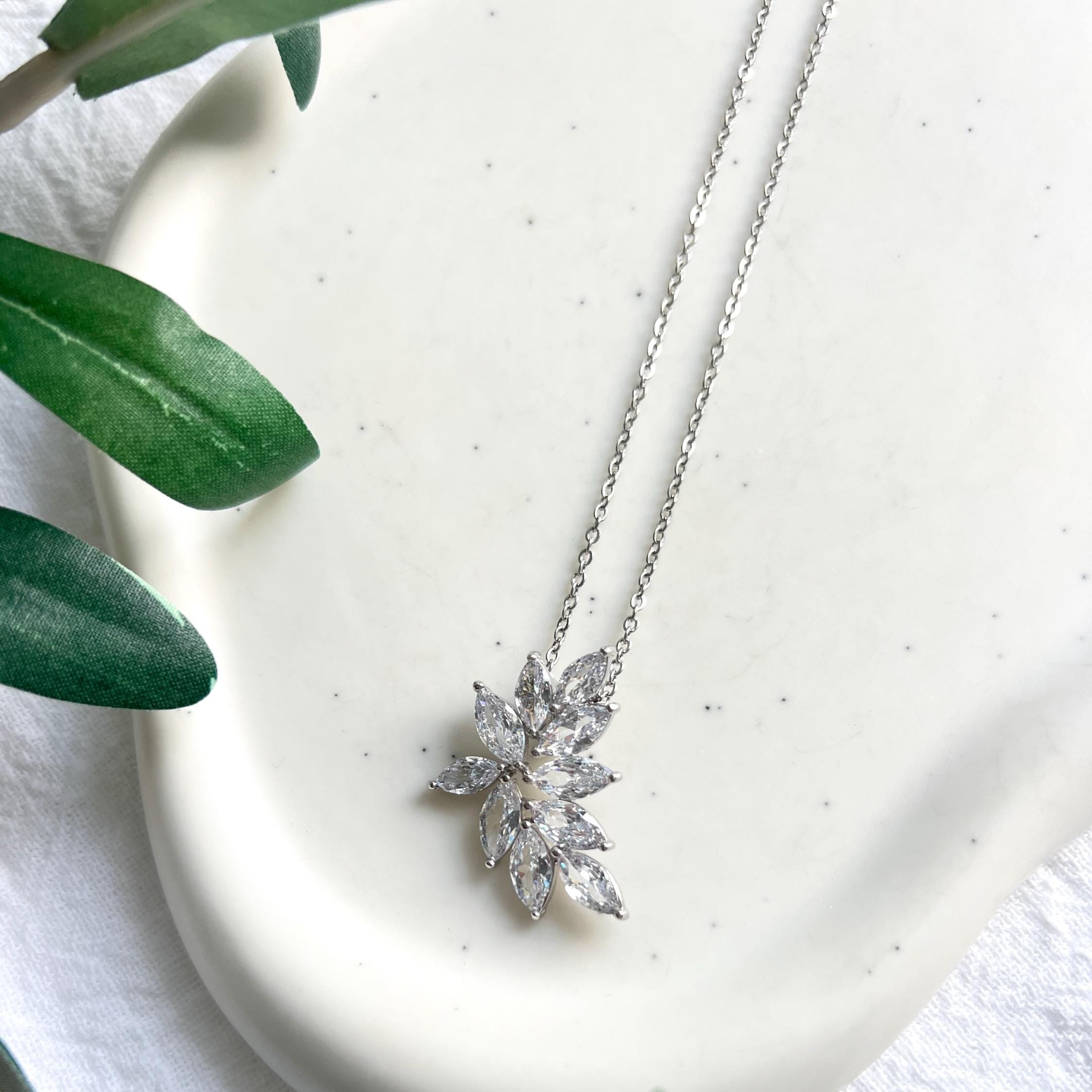 Halskette Silber, glänzender Cubic Zirkonia Anhänger, Brautschmuck, Schmuck Hochzeit, Brauthalskette, feine Kette, silberne Blätter