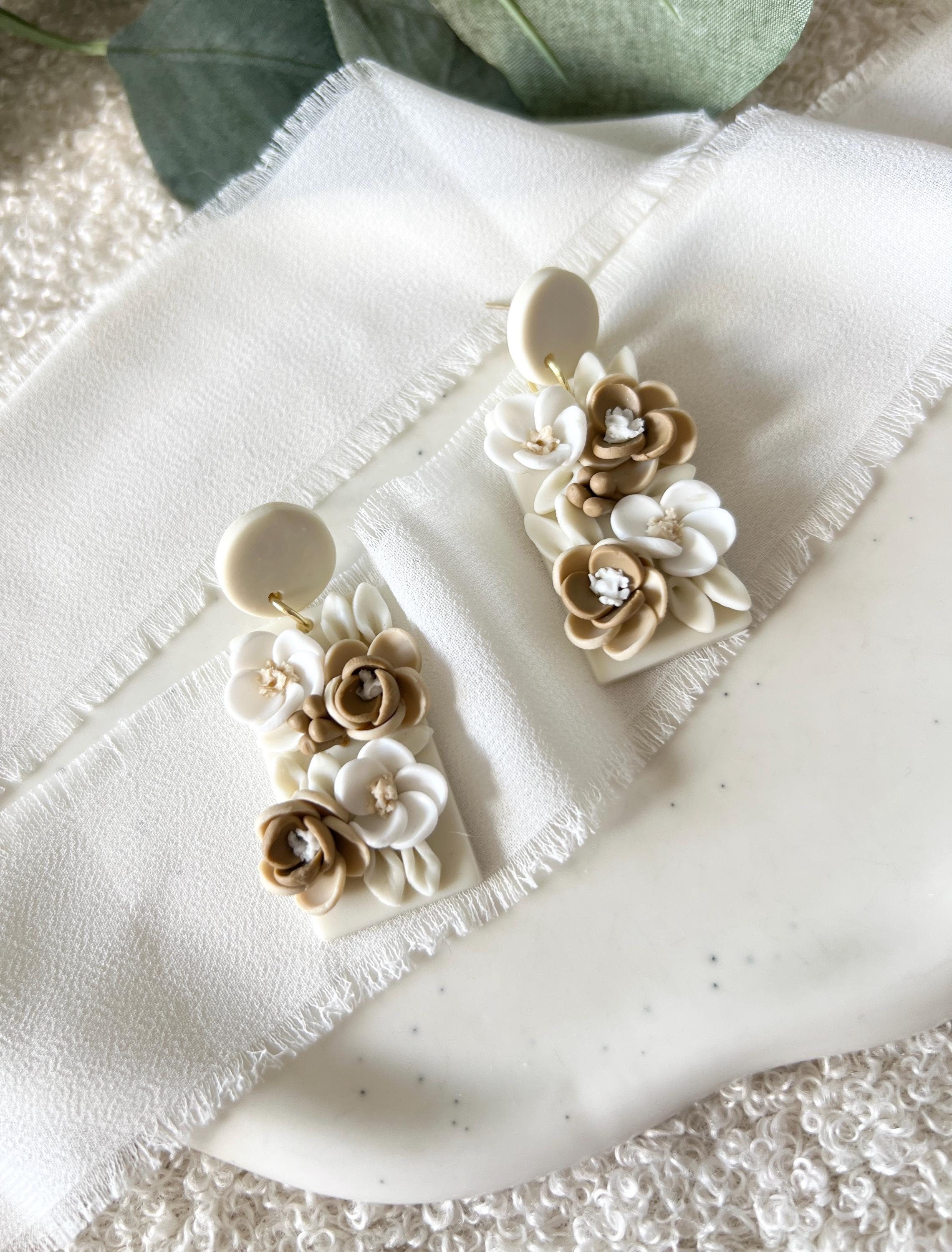 Handgefertigte Ohrringe aus Polymer Clay, feine Blumen in Weiß, Beige und Braun, moderner Brautschmuck, Standesamt Hochzeit, Brautohrringe, auffallende Ohrstecker, Handarbeit, Geschenk fuer Sie, Bluetenohrringe, Damenschmuck, Schmuck fuer Frauen, Damenohrringe