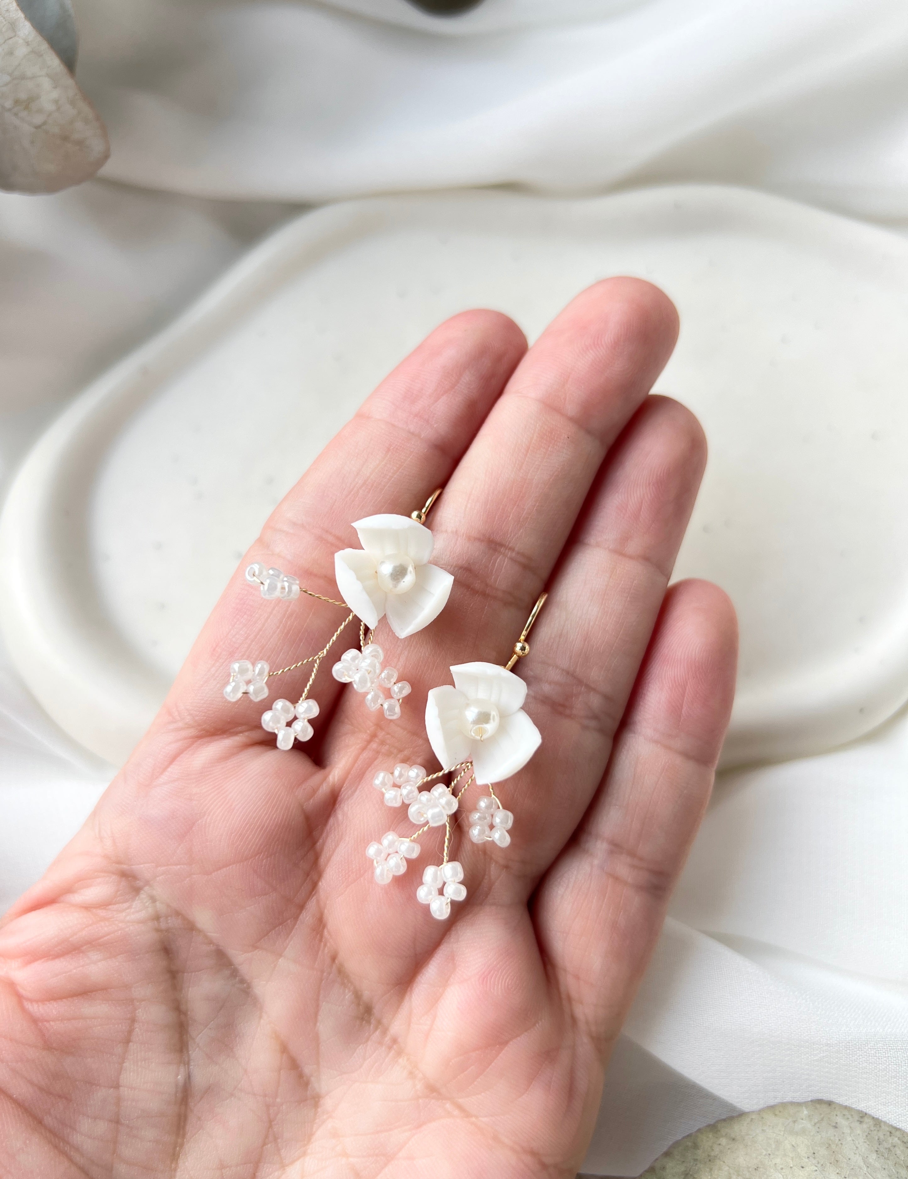 Feine handgefertigte Brautohrringe, zarte Keramikblumen und elegante kleine Perlen, goldener Juwelierdraht, Hochzeitsschmuck fuer die moderne Braut, Ohrringe, Schmuck Hochzeit, feinster Brautschmuck, hochwertige Verarbeitung, Weddinginspiration