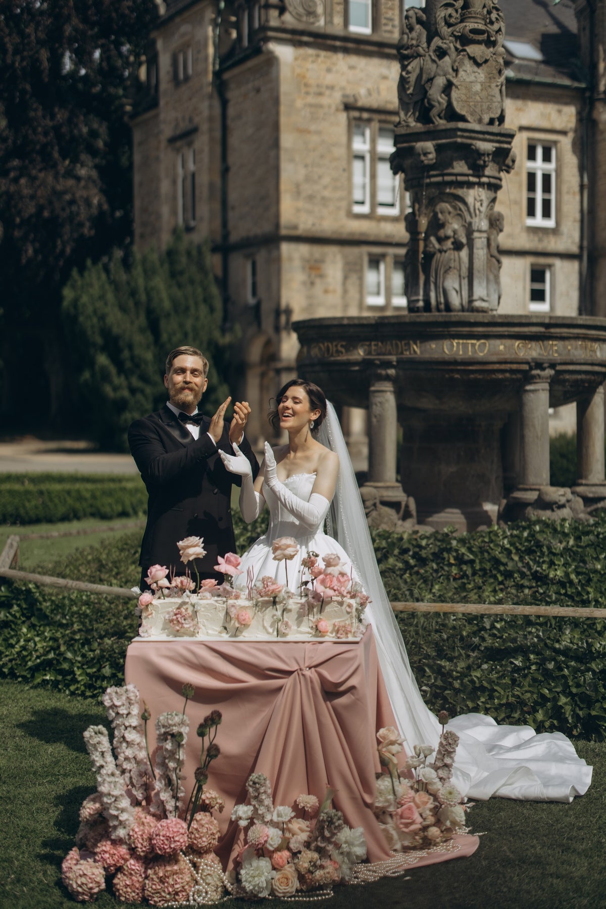 Funkelnde Brautohrringe, Haengeohrringe, transpartent glaenzende Perlen, Perlenohrringe fuer die Hochzeit, Perlechschmuck, Hochzeitsschmuck, handgefertigt in Deutschland, Goldene Details, Ohrringe, Braut, Brautjungfer, Damenschmuck, Weihnachtsgeschenk