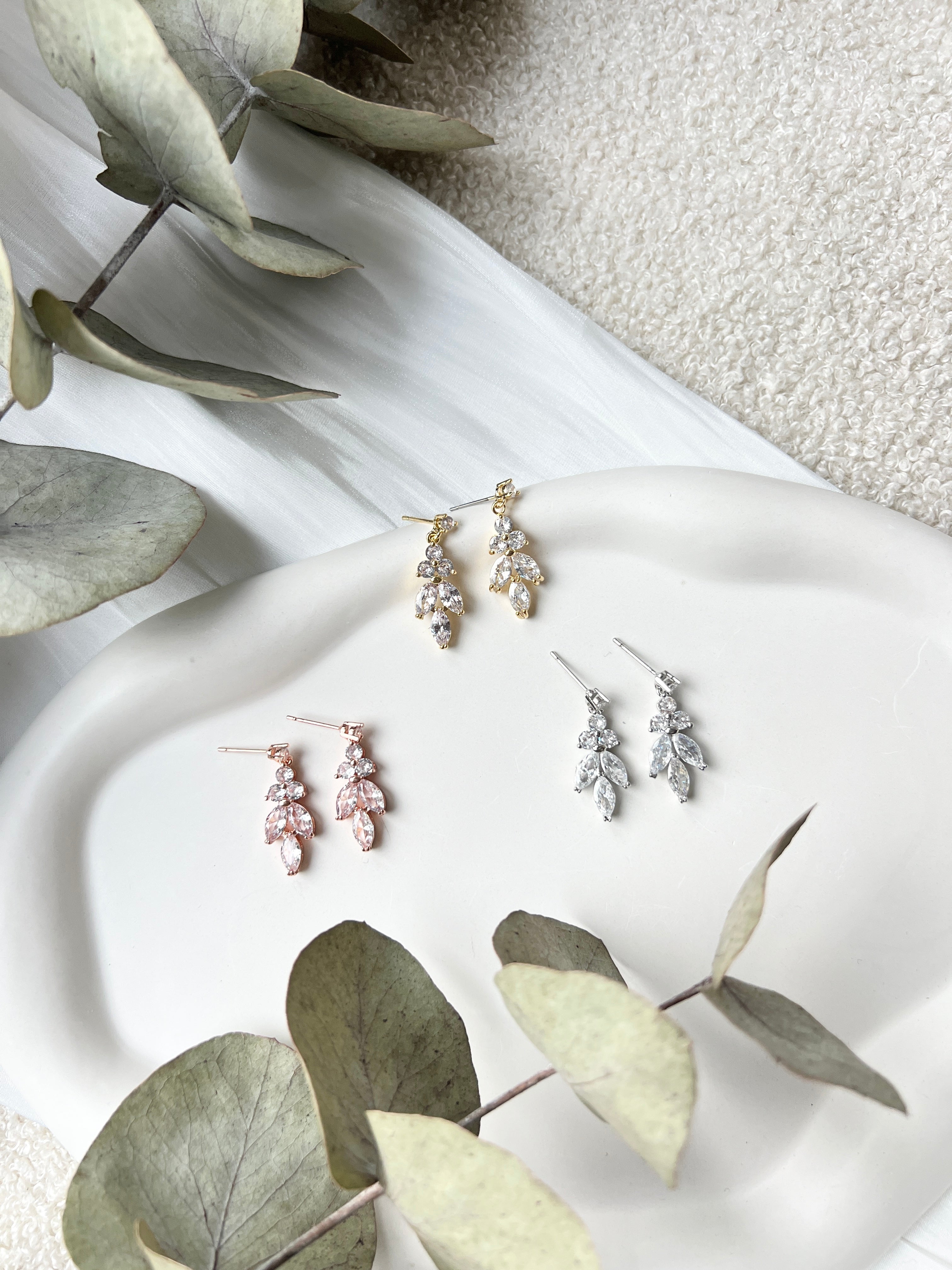 Brautohrringe, funkelnde Ohrstecker mit feinen Zirkoniasteine, Silber, Gold, oder Roségold, elegante Ohrringe, hochwertiger Brautschmuck, Haengeohrringe, zarte Brautohrstecker, Schmuckblüte