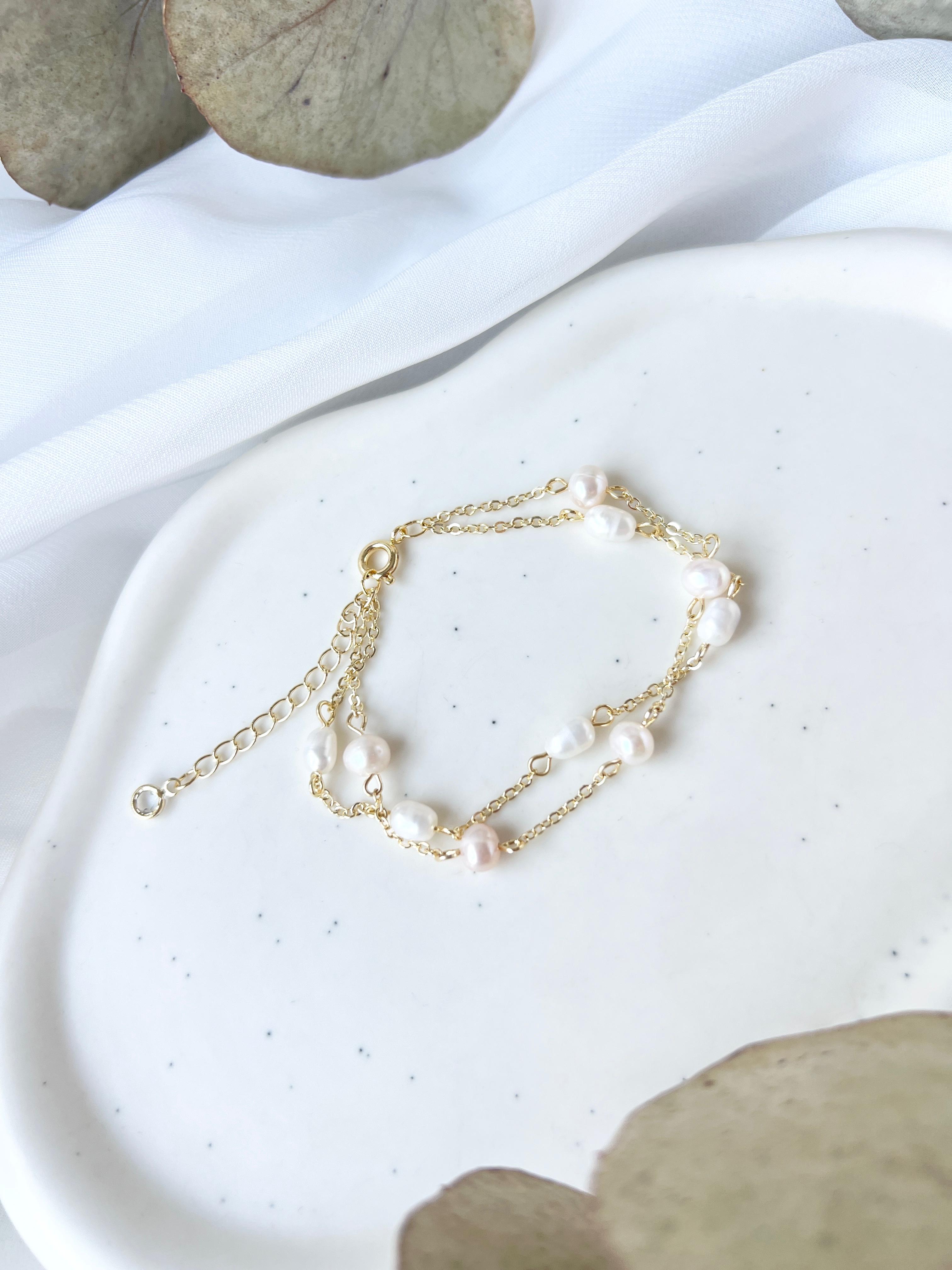 Feiner Brautschmuck, goldenes Armband mit weissen Perlen, Perlenschmuck, Perlenarmband, eleganter Brautschmuck, Geschenk fuer Sie, Geschenk Frauen, Damenschmuck