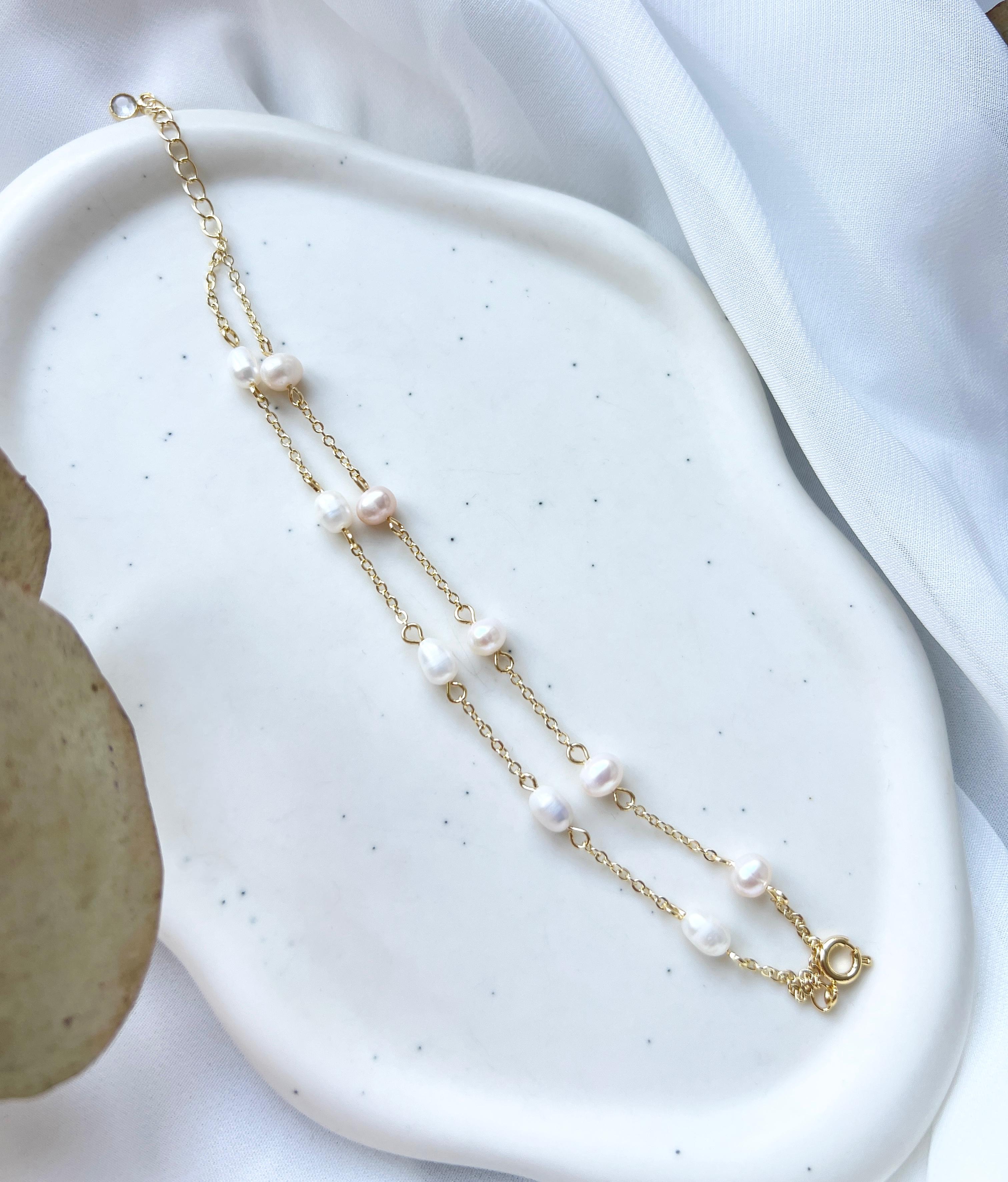 Feiner Brautschmuck, goldenes Armband mit weissen Perlen, Perlenschmuck, Perlenarmband, eleganter Brautschmuck, Geschenk fuer Sie, Geschenk Frauen, Damenschmuck
